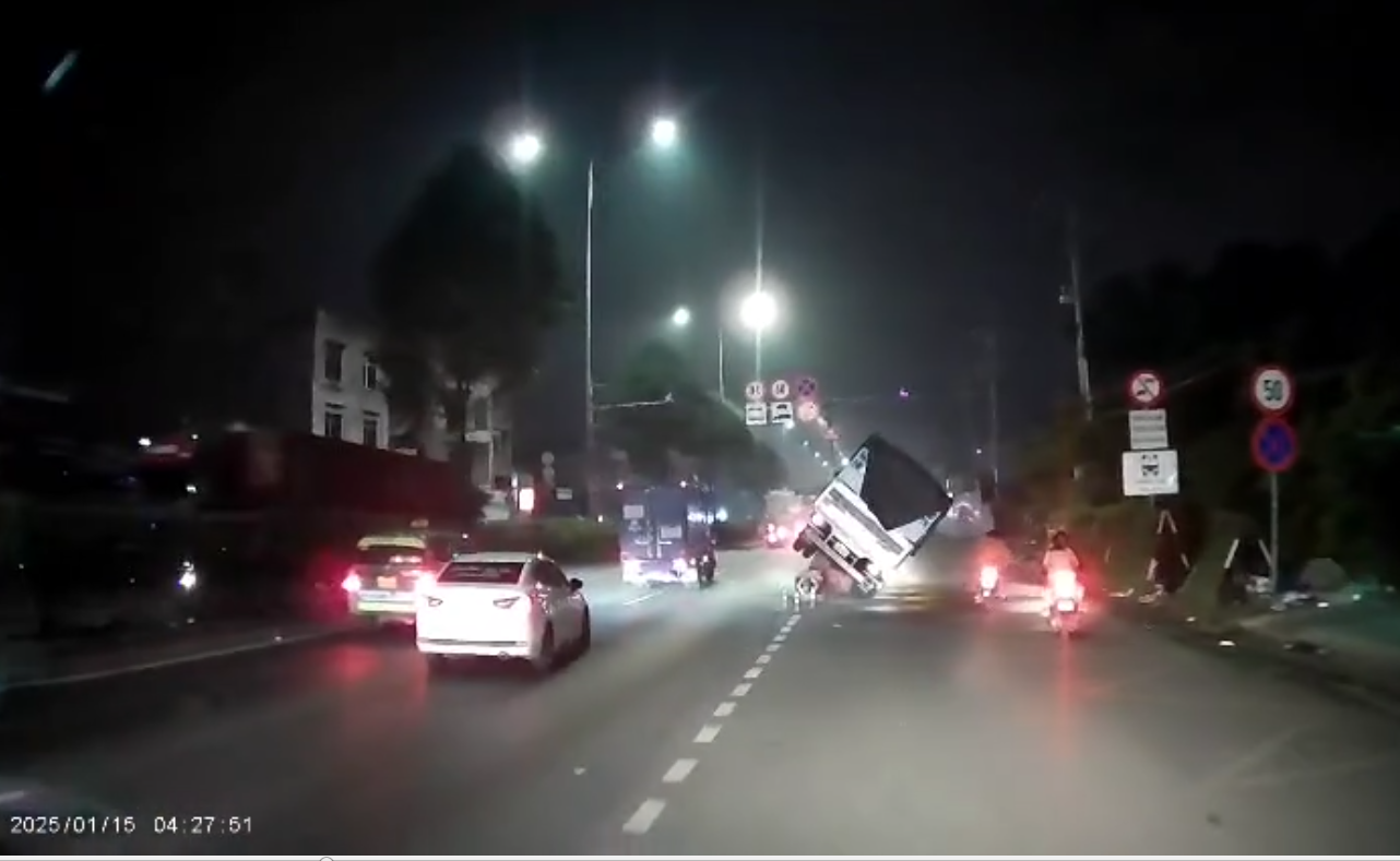 Khiếp vía xe tải tông dải phân cách, lật nghiêng suýt đè trúng 4 người đi đường- Ảnh 1. Khiếp vía xe tải tông dải phân cách, lật nghiêng suýt đè trúng 4 người đi đường- Ảnh 1.