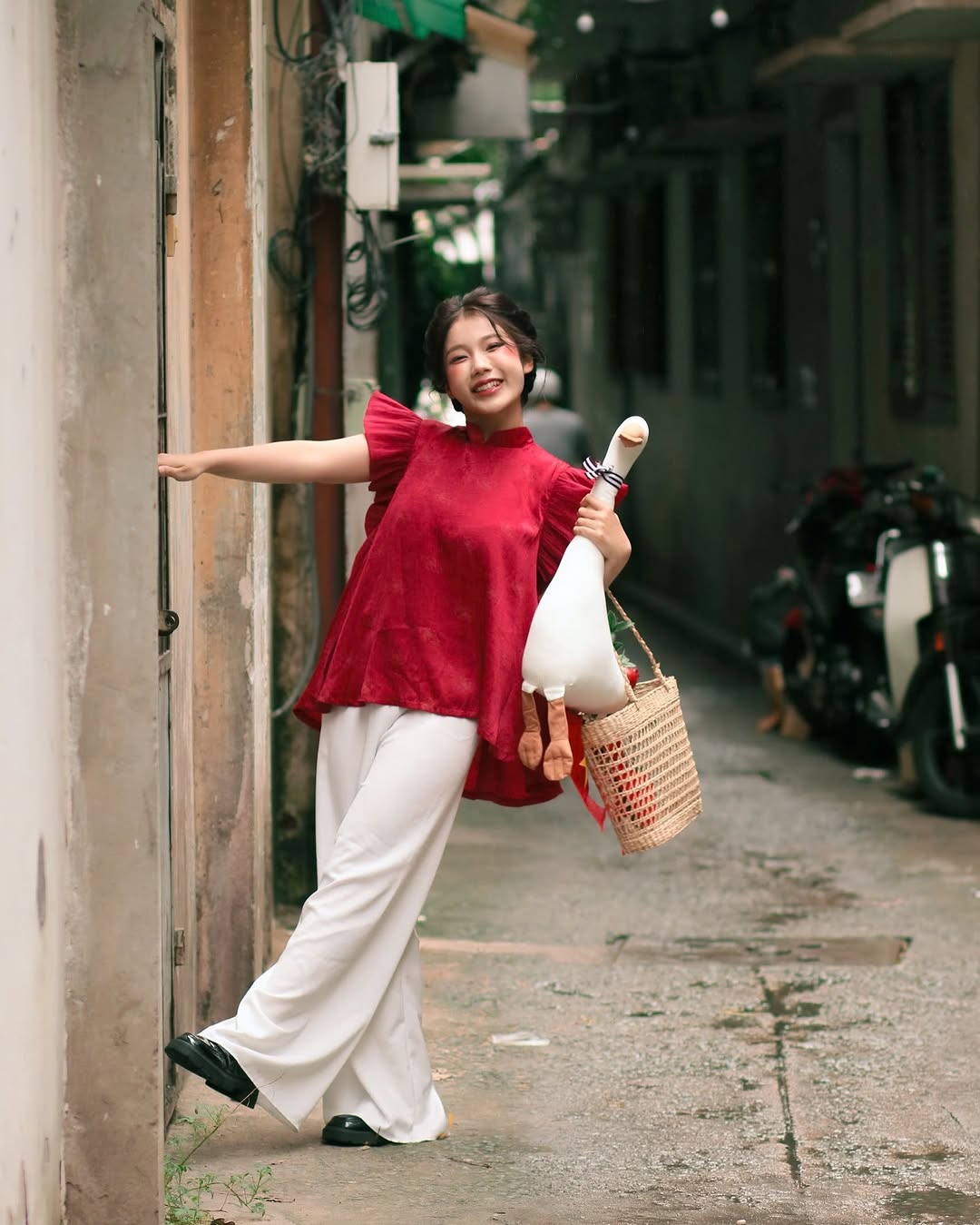Cores combinadas com vermelho ajudam a destacar-se - Foto 3. Những gam màu khi kết hợp với sắc đỏ sẽ giúp bạn thêm nổi bật- Ảnh 3.