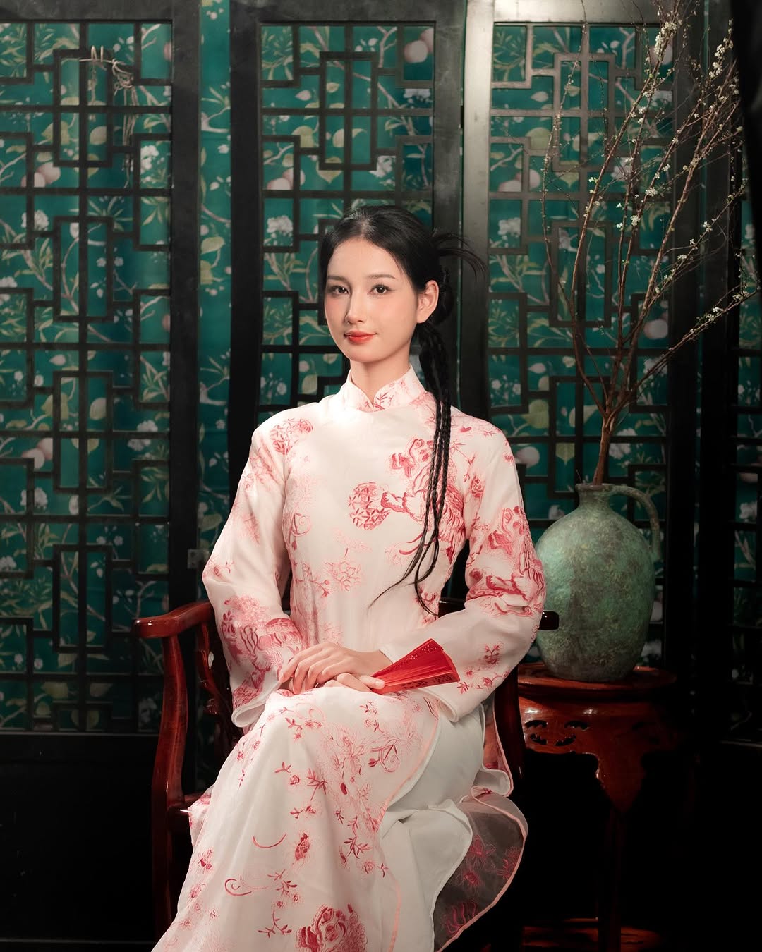 Cores combinadas com vermelho ajudam a destacar - Foto 4. Những gam màu khi kết hợp với sắc đỏ sẽ giúp bạn thêm nổi bật- Ảnh 4.