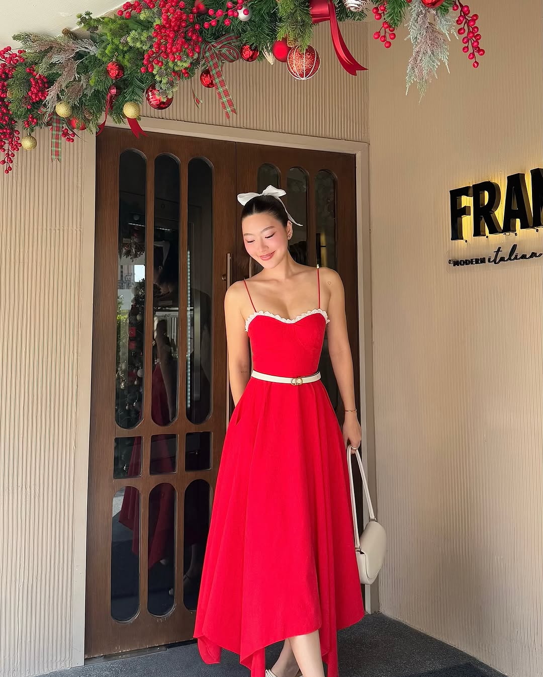 Cores combinadas com vermelho ajudam a destacar - Foto 7. Những gam màu khi kết hợp với sắc đỏ sẽ giúp bạn thêm nổi bật- Ảnh 7.