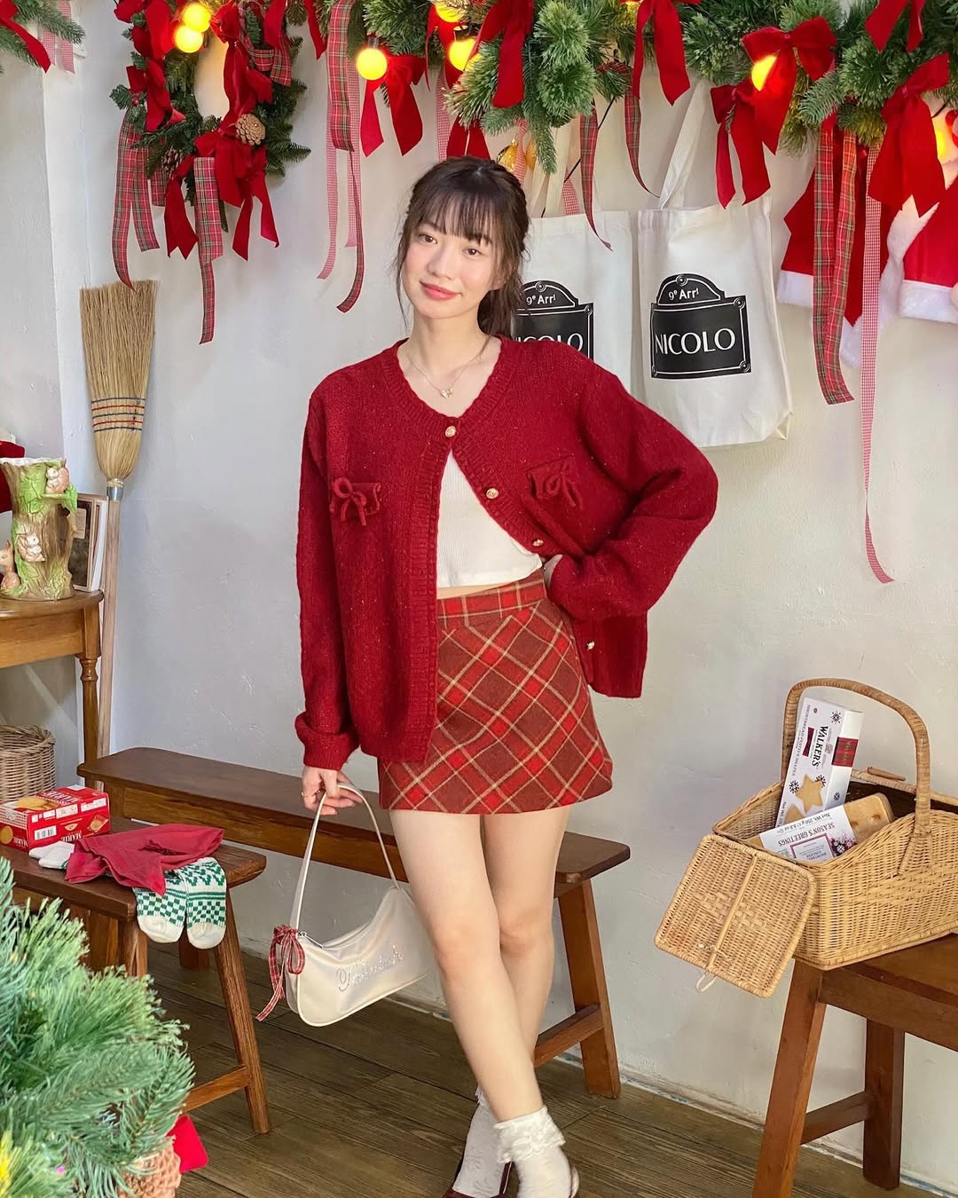 Cores combinadas com vermelho ajudam a destacar - Foto 8. Những gam màu khi kết hợp với sắc đỏ sẽ giúp bạn thêm nổi bật- Ảnh 8.