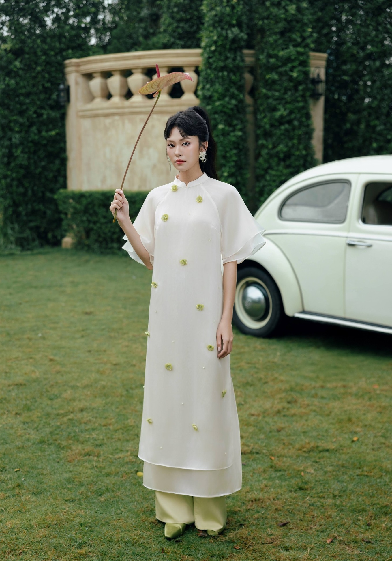 Charmant und schüchtern mit dem modernisierten Ao Dai – Foto 1. Yêu kiều thấp thoáng e lệ với tà áo dài cách tân- Ảnh 1.