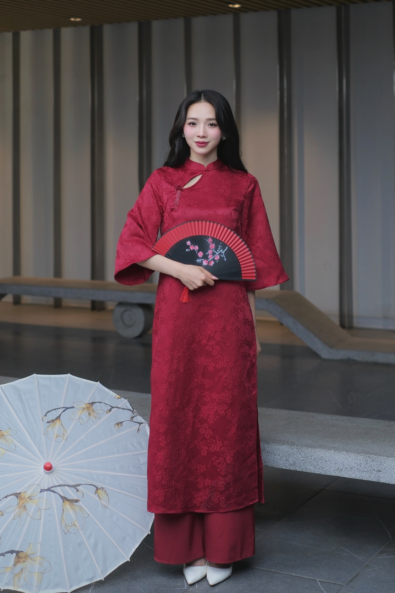 Charmant und schüchtern mit dem modernisierten Ao Dai – Foto 2. Yêu kiều thấp thoáng e lệ với tà áo dài cách tân- Ảnh 2.