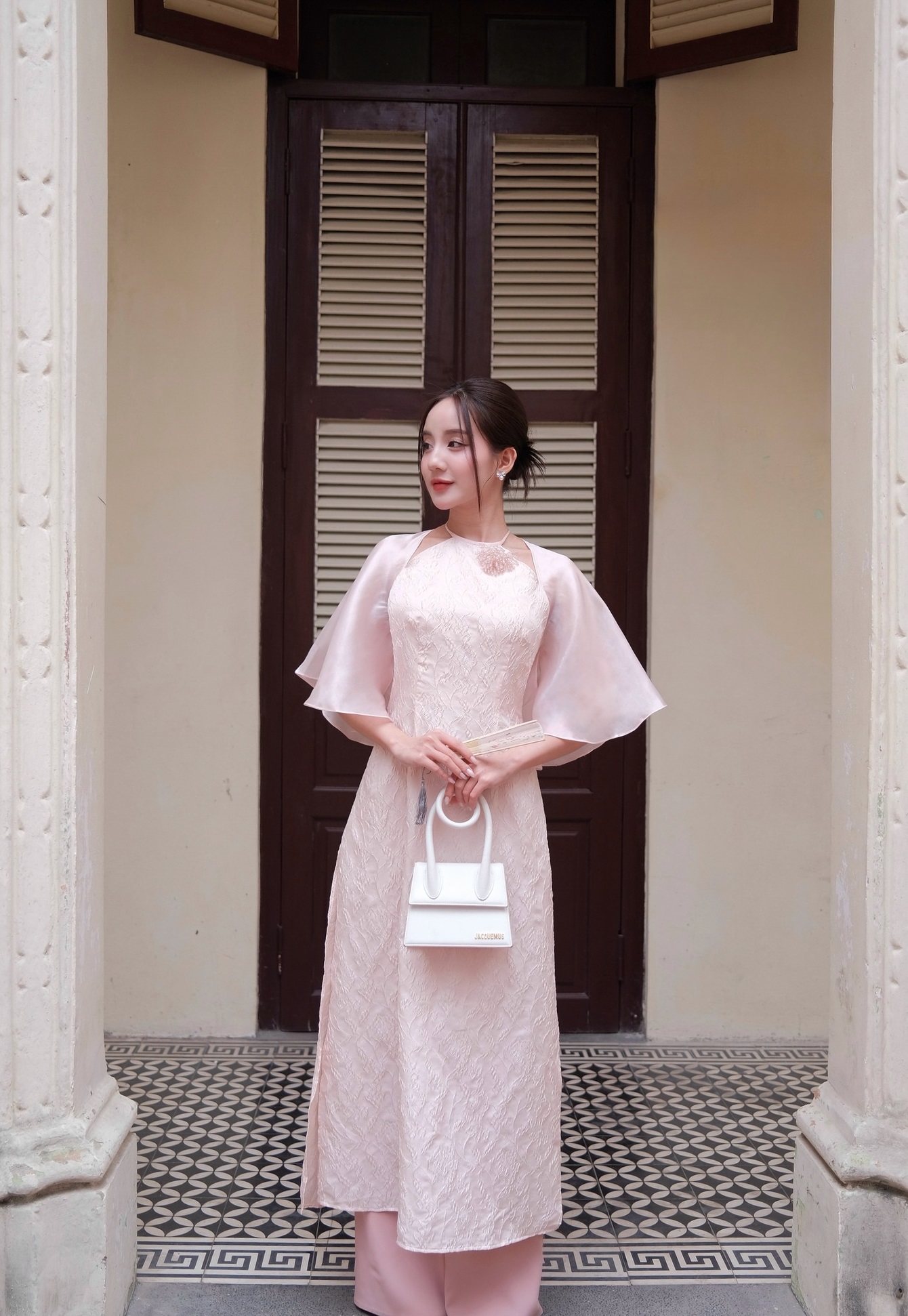 Charmant und schüchtern mit dem modernisierten Ao Dai – Foto 3. Yêu kiều thấp thoáng e lệ với tà áo dài cách tân- Ảnh 3.