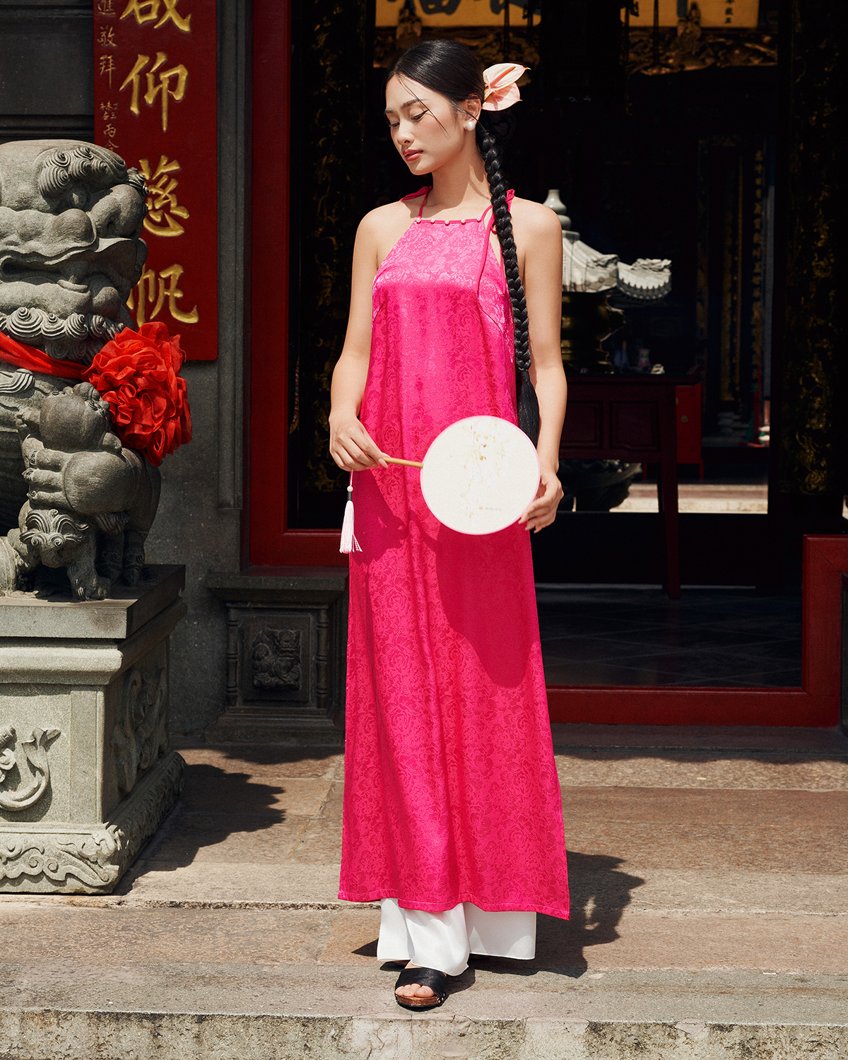 Charmant und schüchtern mit dem modernisierten Ao Dai – Foto 4. Yêu kiều thấp thoáng e lệ với tà áo dài cách tân- Ảnh 4.