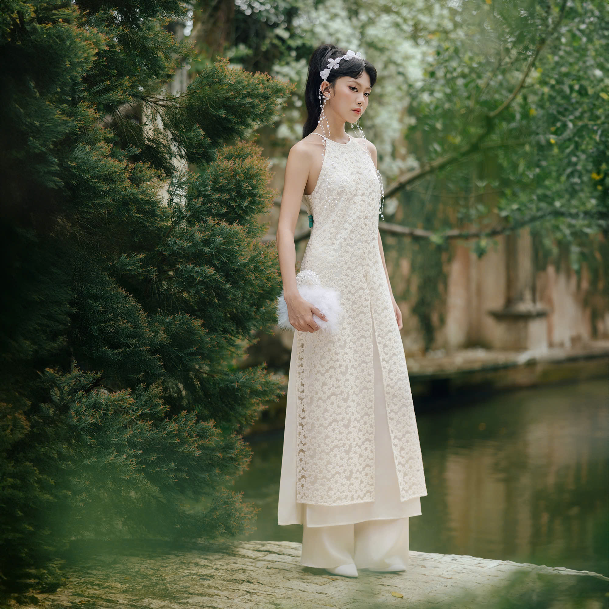 Charmant und schüchtern mit dem modernisierten Ao Dai – Foto 5. Yêu kiều thấp thoáng e lệ với tà áo dài cách tân- Ảnh 5.