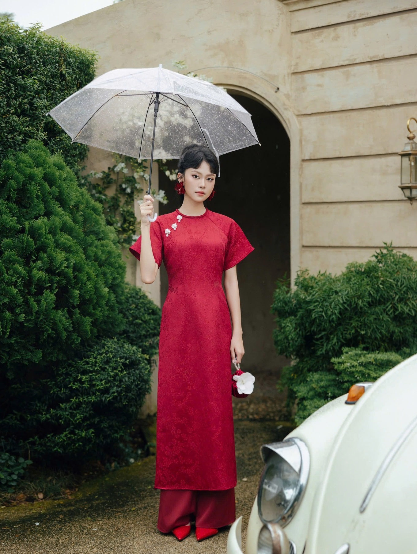 Charmant und schüchtern mit dem modernisierten Ao Dai – Foto 6. Yêu kiều thấp thoáng e lệ với tà áo dài cách tân- Ảnh 6.
