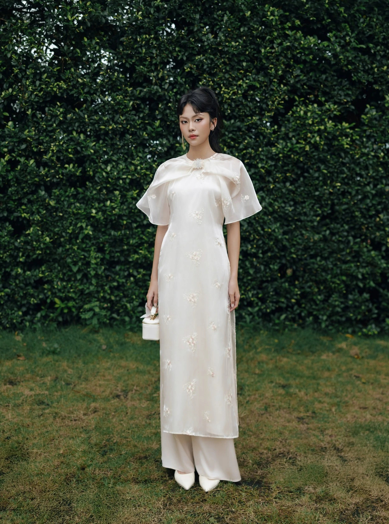 Charmant und schüchtern mit dem modernisierten Ao Dai – Foto 7. Yêu kiều thấp thoáng e lệ với tà áo dài cách tân- Ảnh 7.