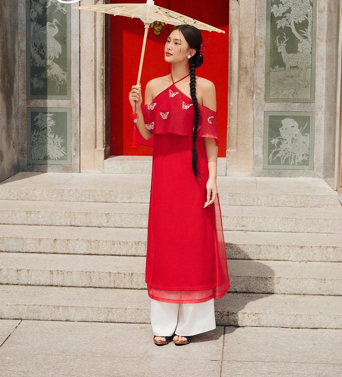 Charmant und schüchtern mit dem modernisierten Ao Dai – Foto 8. Yêu kiều thấp thoáng e lệ với tà áo dài cách tân- Ảnh 8.