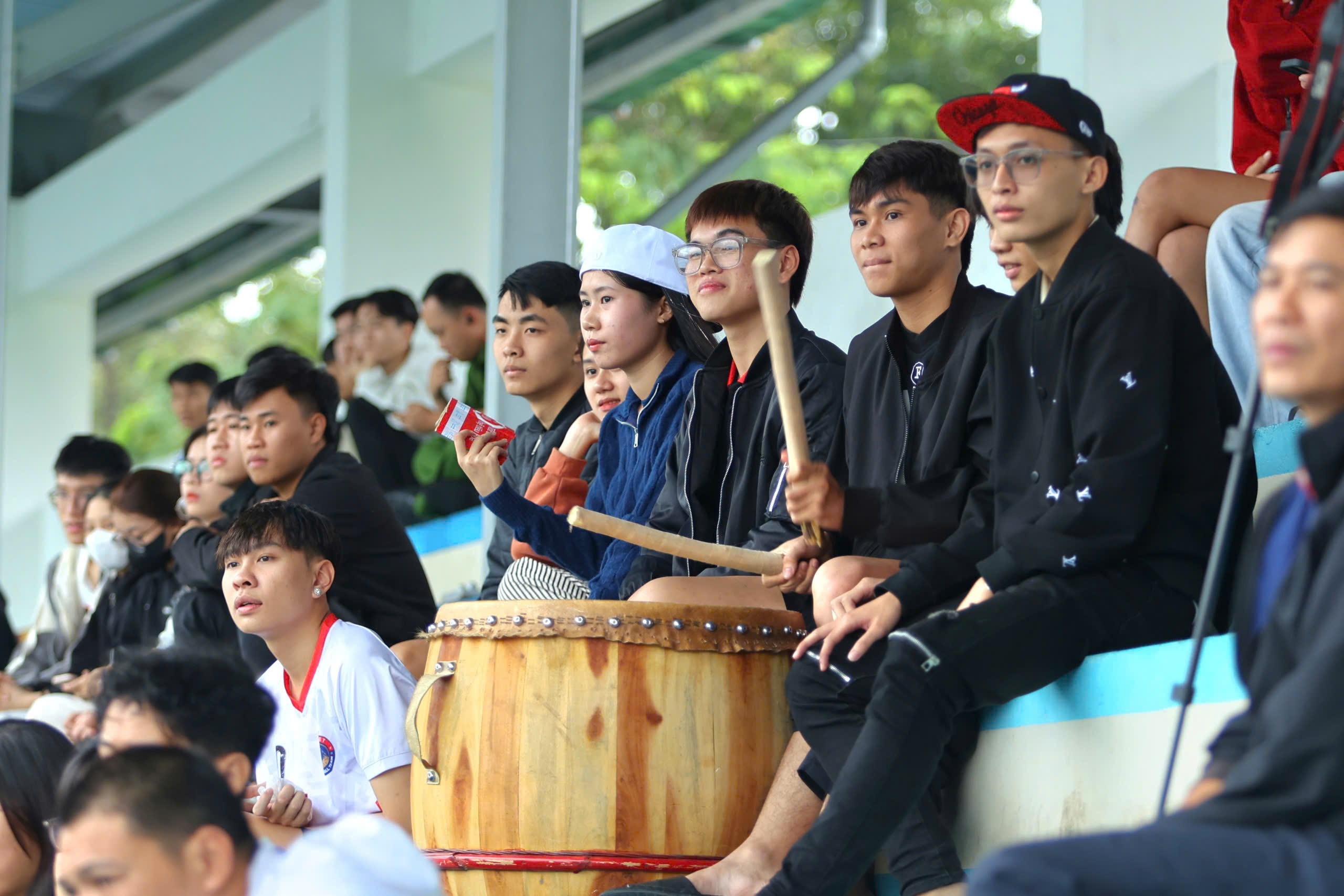 Trận đấu không thẻ vàng, quyết liệt mà vẫn lung linh trong mắt khán giả- Ảnh 1.