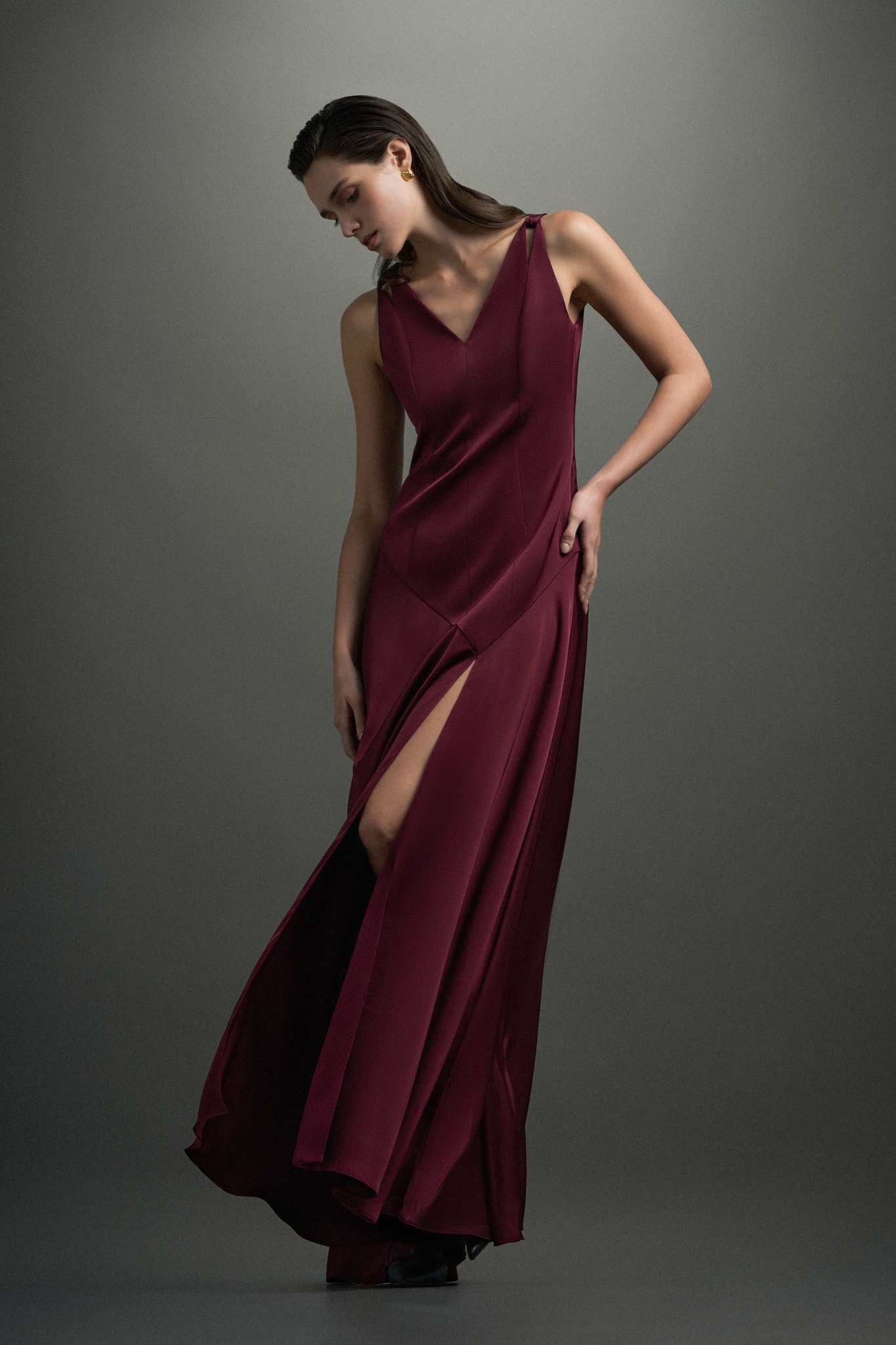 Preciosos vestidos cortos, vestidos largos para fiestas de primavera - Foto 2. Lộng lẫy váy ngắn, váy dài đi dự tiệc xuân- Ảnh 2.