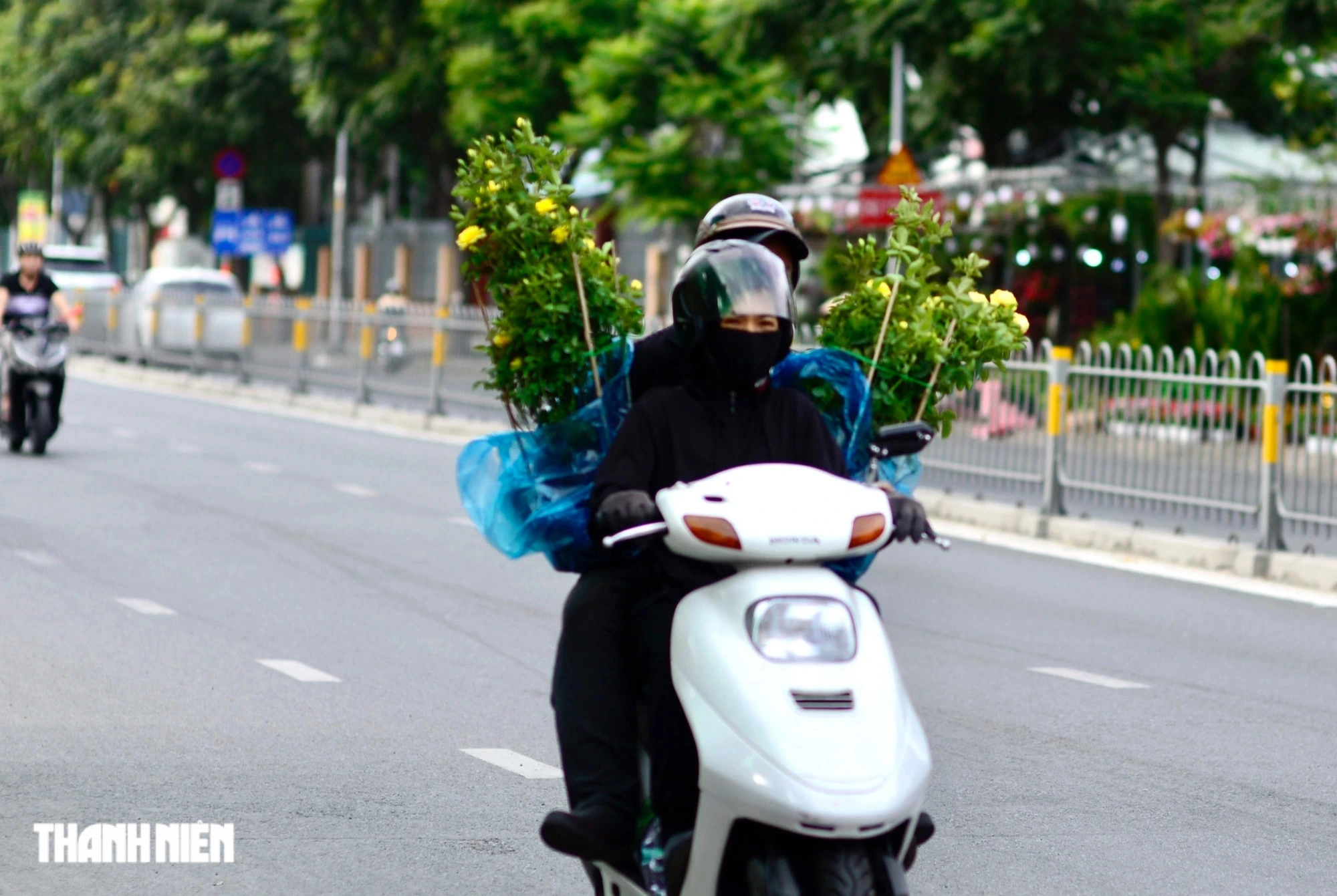 Hoa tết tràn ngập phố phường TP.HCM: Người dân thong thả 'quẹo lựa'- Ảnh 15.