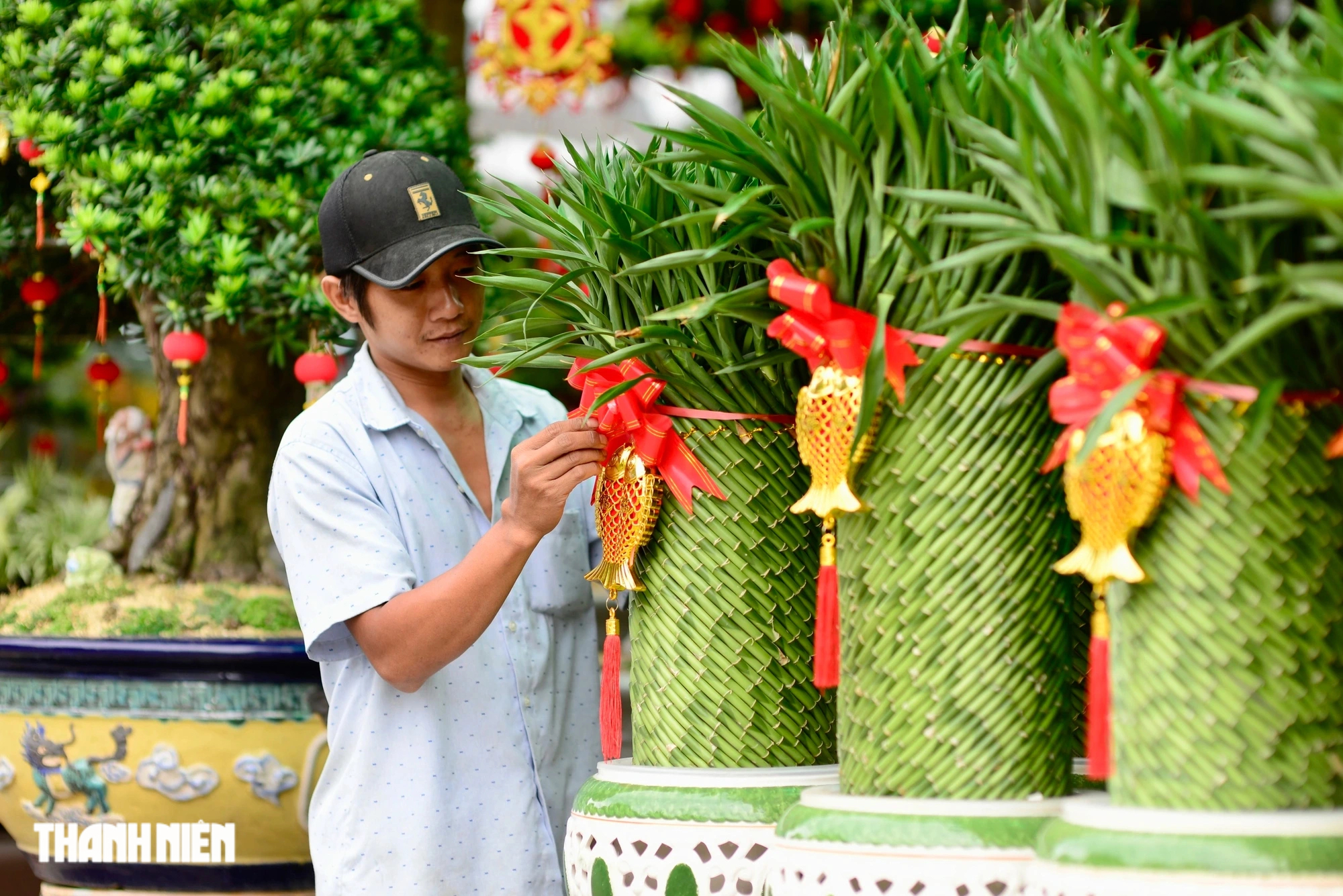 Hoa tết tràn ngập phố phường TP.HCM: Người dân thong thả 'quẹo lựa'- Ảnh 17.