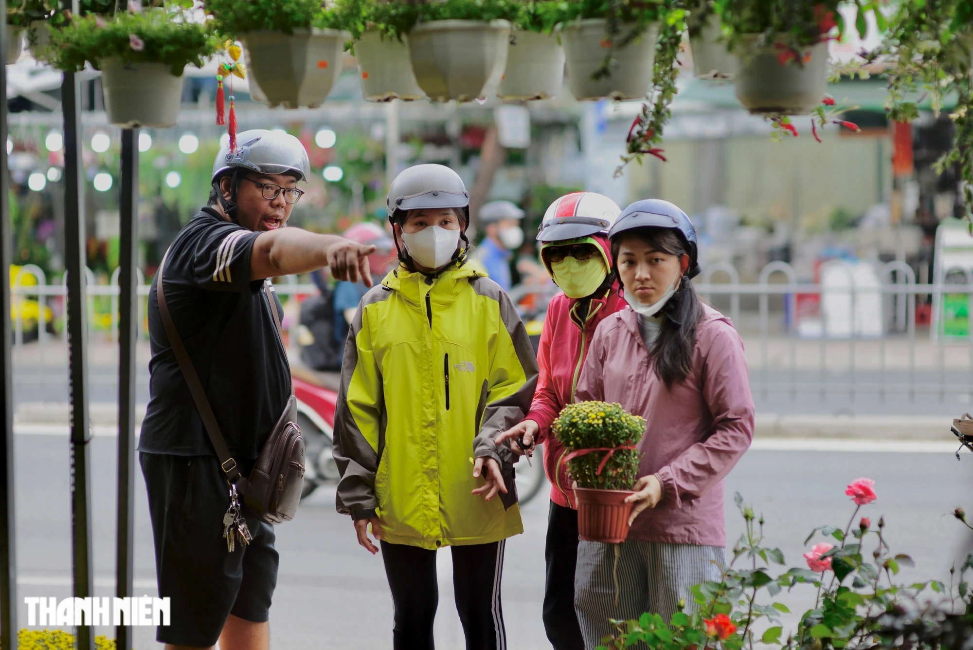 Hoa tết tràn ngập phố phường TP.HCM: Người dân thong thả 'quẹo lựa'- Ảnh 3.