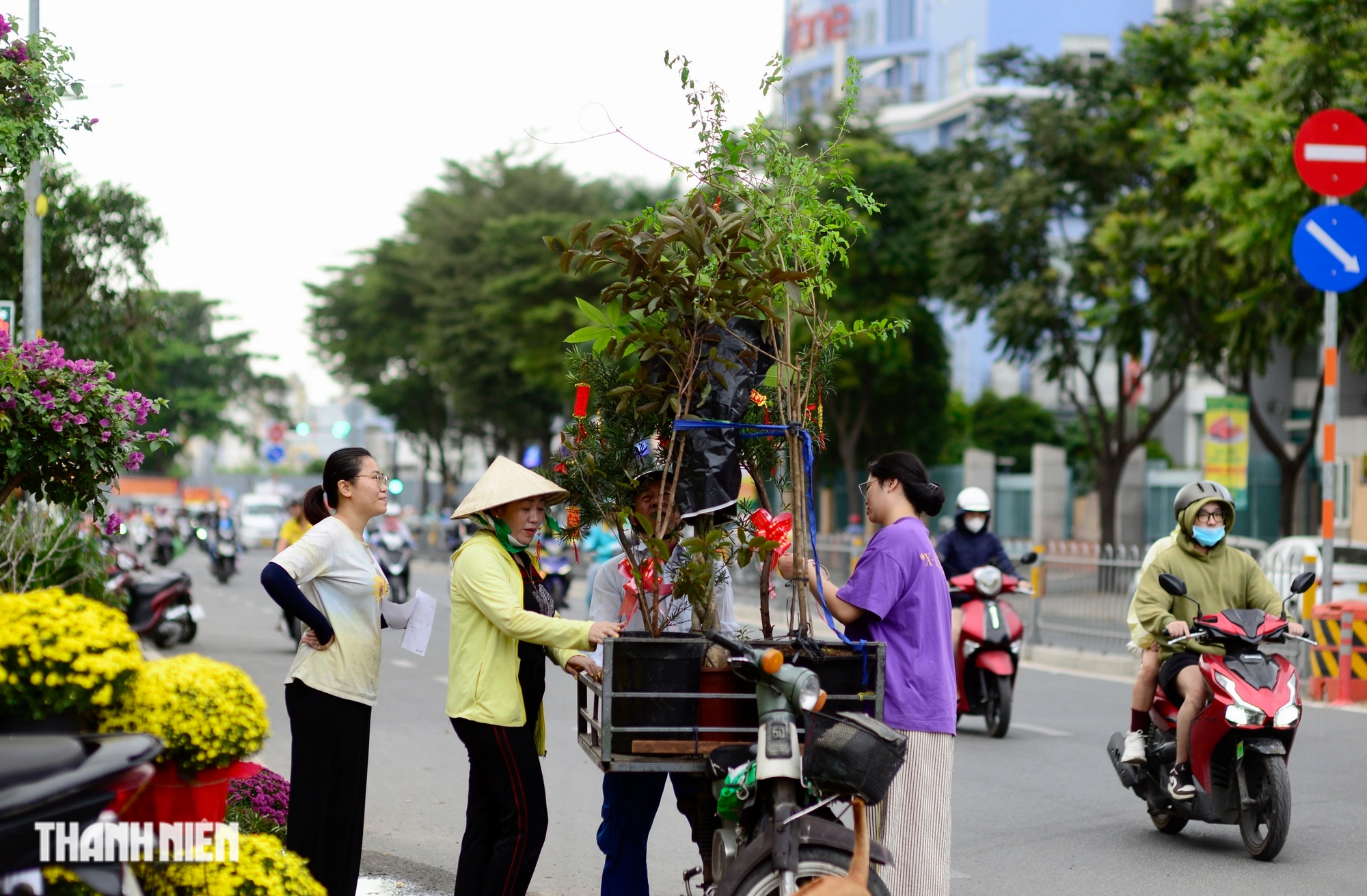 Hoa tết tràn ngập phố phường TP.HCM: Người dân thong thả 'quẹo lựa'- Ảnh 14.