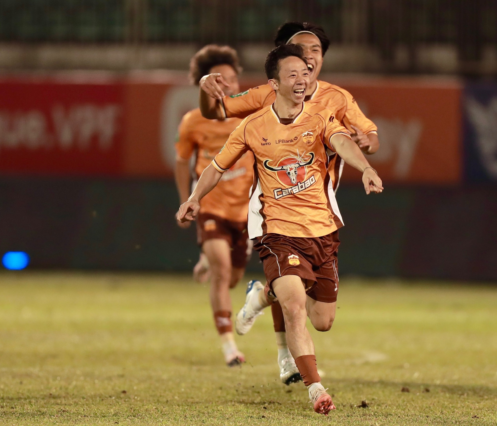Al revelar el momento en que Hendrio se nacionalizó vietnamita, los fans aconsejaron llamarlo Hen por… su hijo. - Foto 3. Hé lộ thời điểm Hendrio được nhập tịch Việt Nam, CĐV khuyên đặt tên là Hên cho… son
- Ảnh 3.