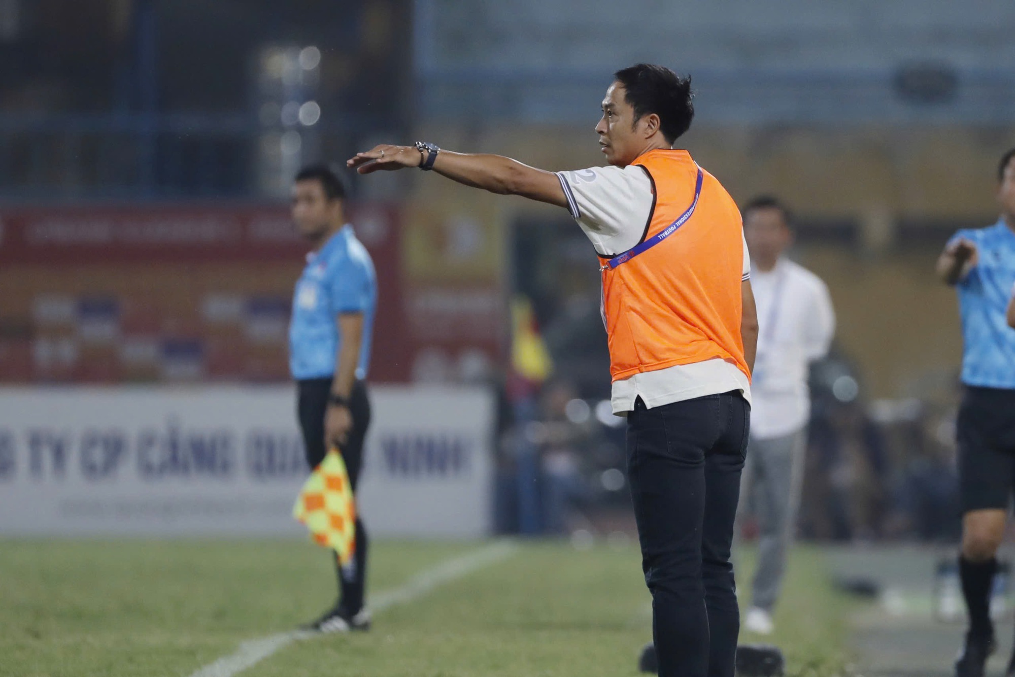 VAR appears'in abundance' again in the V-League, unpredictable matches: Who will lose their position? - Photo 3.