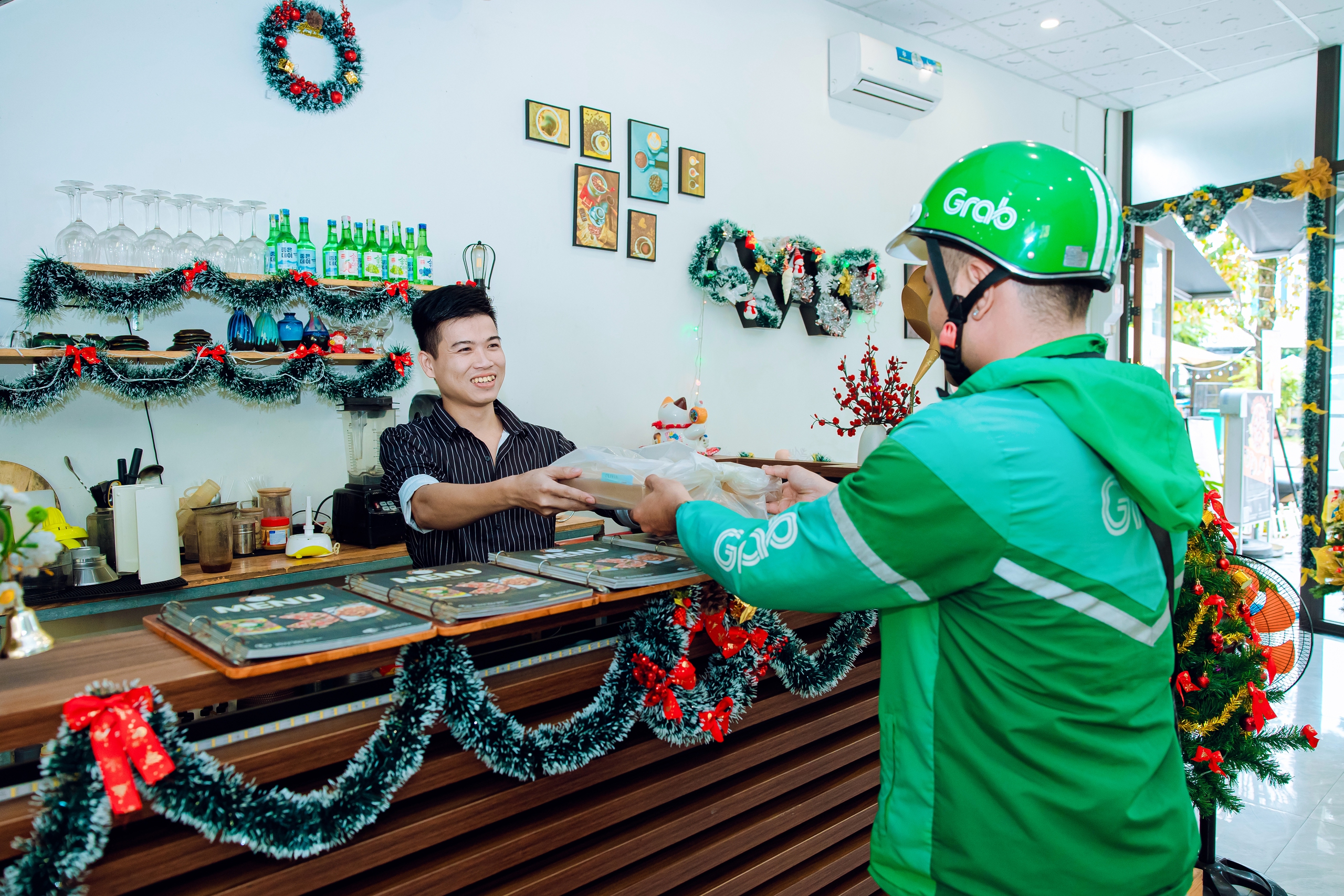 Dù mới buổi trưa nhưng không ít các bác tài Grab đã đến lấy đơn Dù mới buổi trưa nhưng không ít các bác tài Grab đã đến lấy đơn