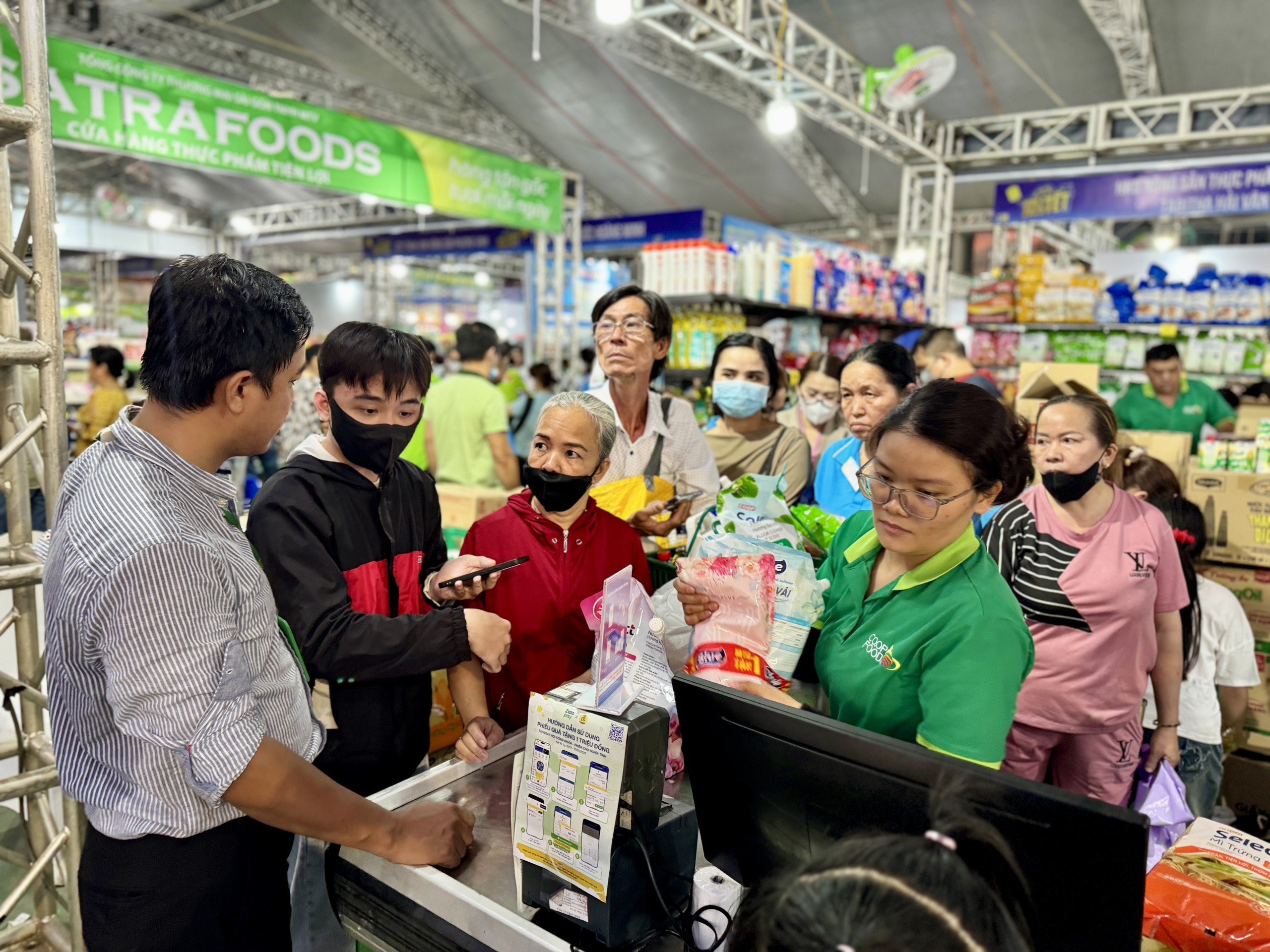 Công nhân không có thưởng tết vun vén chi tiêu, mua sắm gì Tết Ất Tỵ 2025?- Ảnh 6.