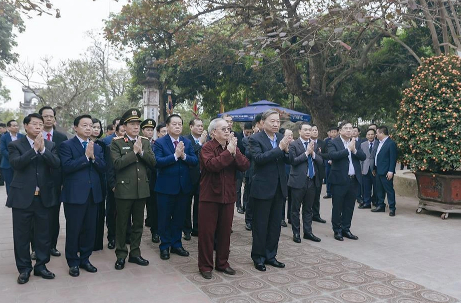 Tổng Bí thư Tô Lâm dâng hương tưởng niệm Tổng Bí thư Trường Chinh- Ảnh 1.