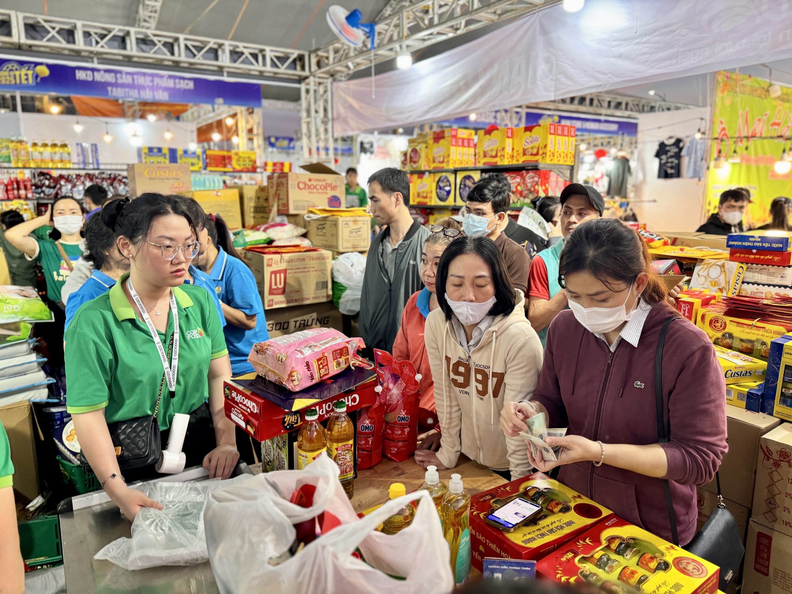 Công nhân không có thưởng tết vun vén chi tiêu, mua sắm gì Tết Ất Tỵ 2025?- Ảnh 1.