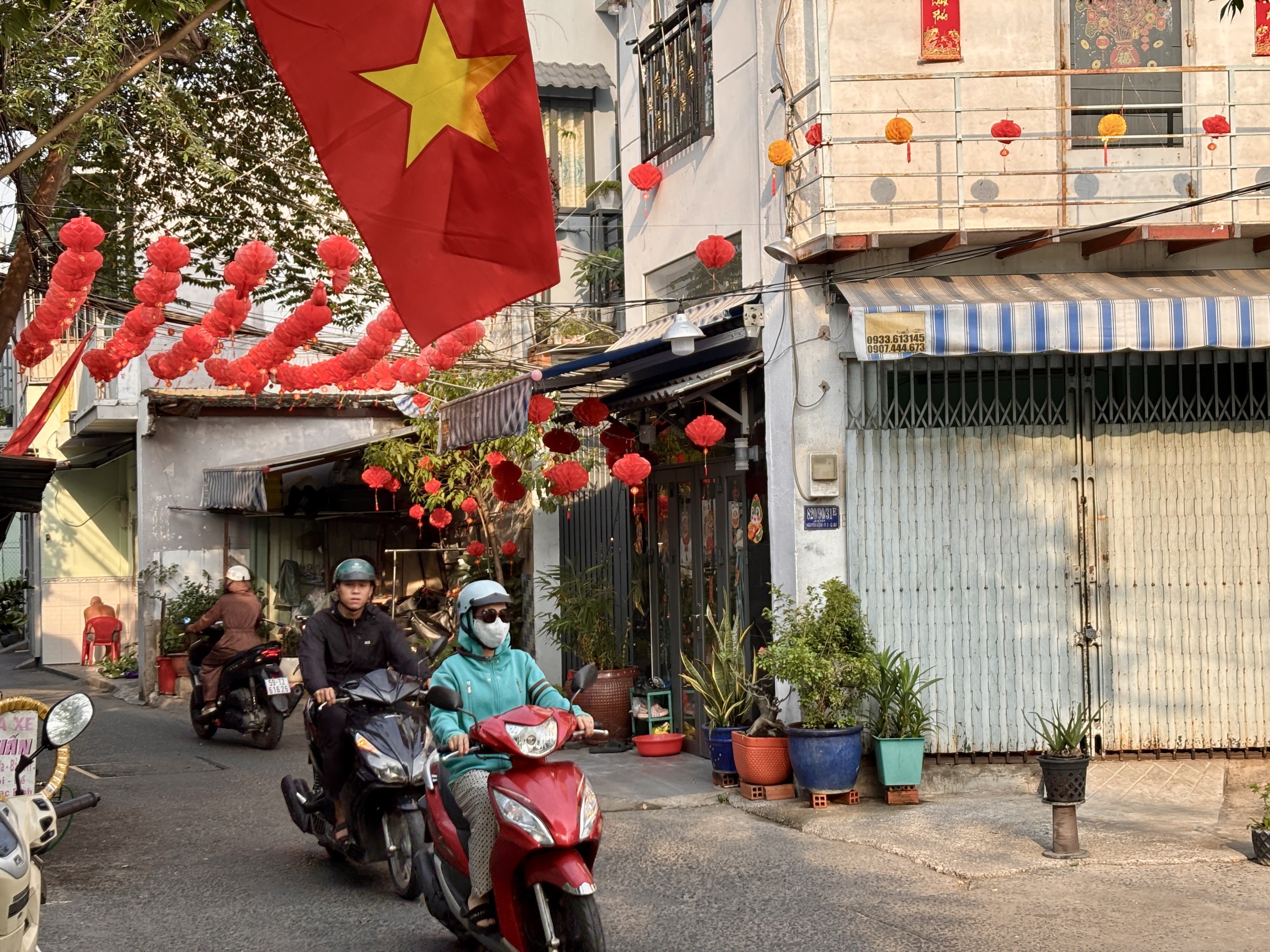 Hẻm Sài Gòn đón tết: Xóm đường rày xe lửa xanh mướt, 'thay da đổi thịt'- Ảnh 2.