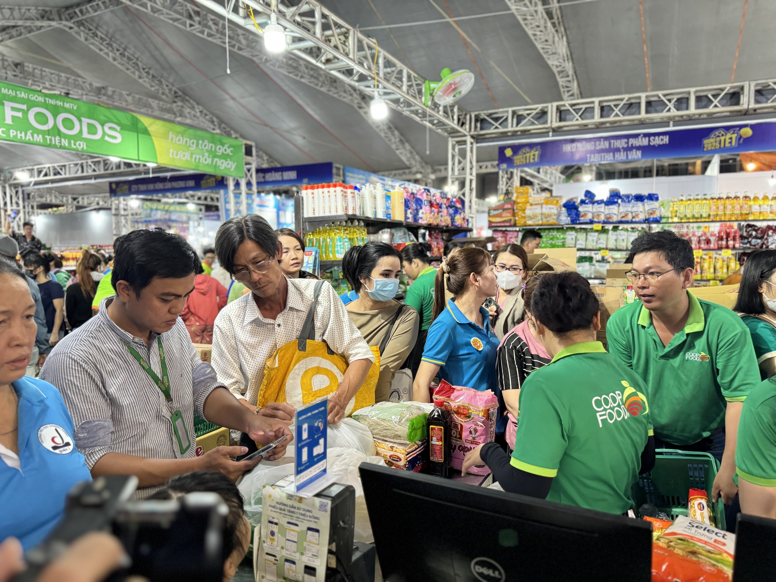 Công nhân không có thưởng tết vun vén chi tiêu, mua sắm gì Tết Ất Tỵ 2025?- Ảnh 5.