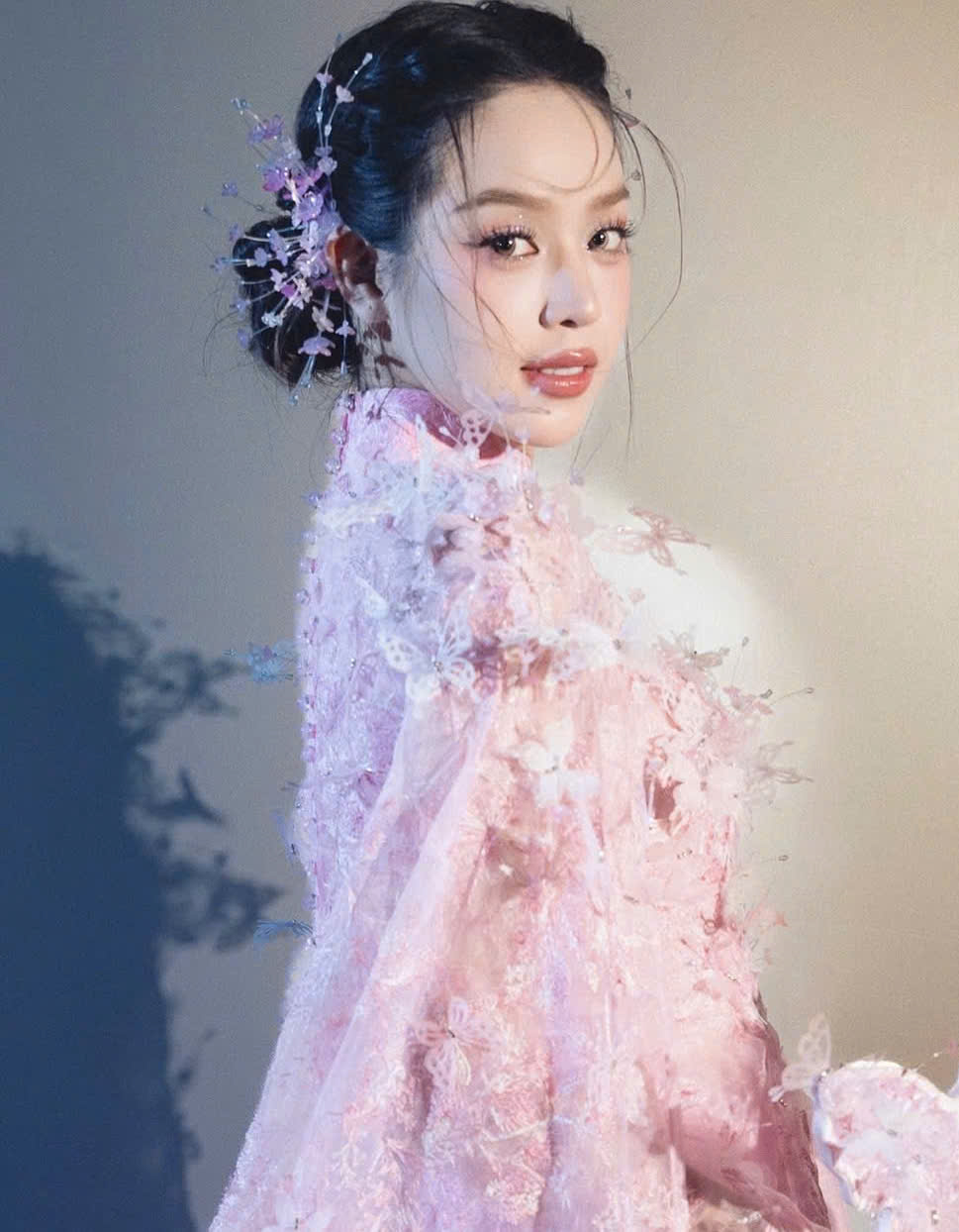 Vorschläge für schöne Frisuren, die für Damen in traditioneller vietnamesischer Kleidung geeignet sind – Foto 2. Gợi ý những kiểu tóc đẹp phù hợp cho nàng diện áo dài tết- Ảnh 2.