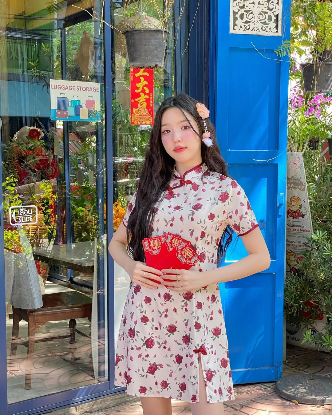 טבלו את עצמכם באווירת האביב עם שמלה פרחונית - תמונה 1. Đắm mình trong không khí mùa xuân với chiếc váy hoa- Ảnh 1.