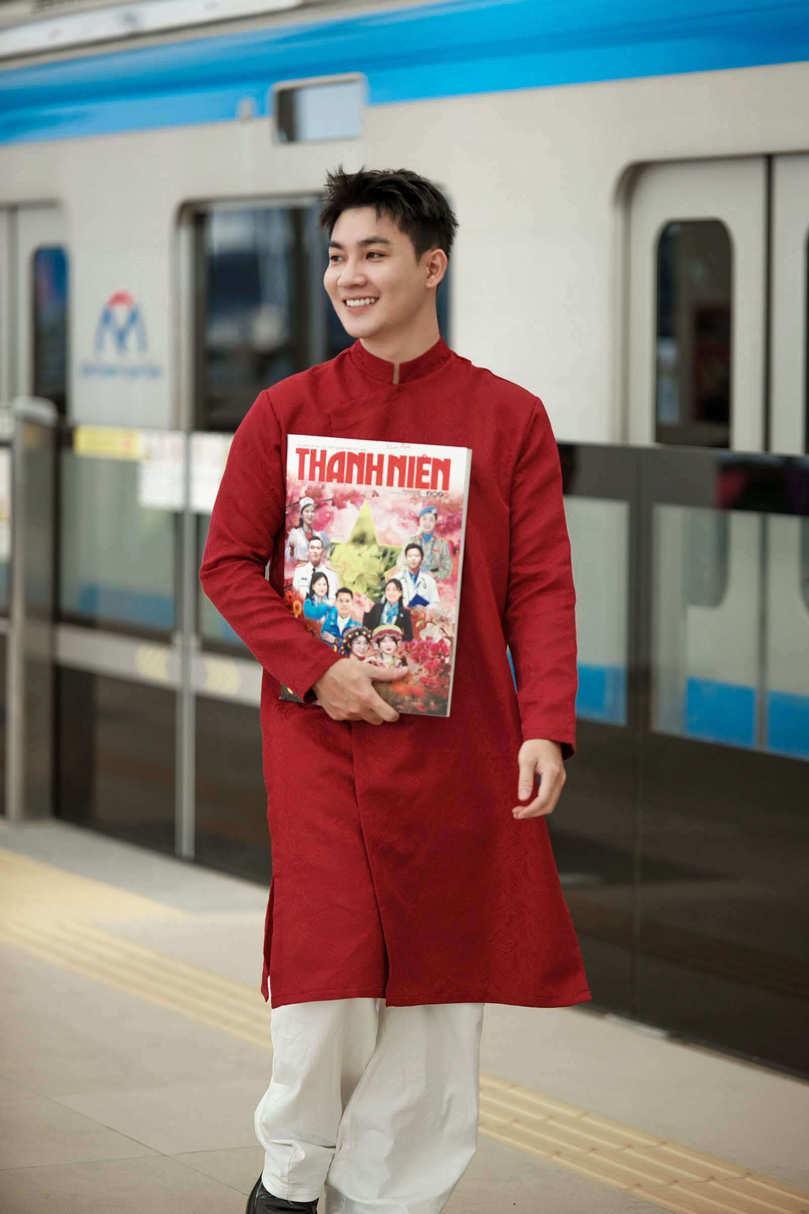 ถ่ายรูปเทศกาล Tet Ao Dai ที่รถไฟฟ้าใต้ดิน เมื่อประเพณีผสานกับความทันสมัย - รูปที่ 1 Chụp ảnh áo dài tết tại metro, khi truyền thống gặp hiện đại- Ảnh 1.
