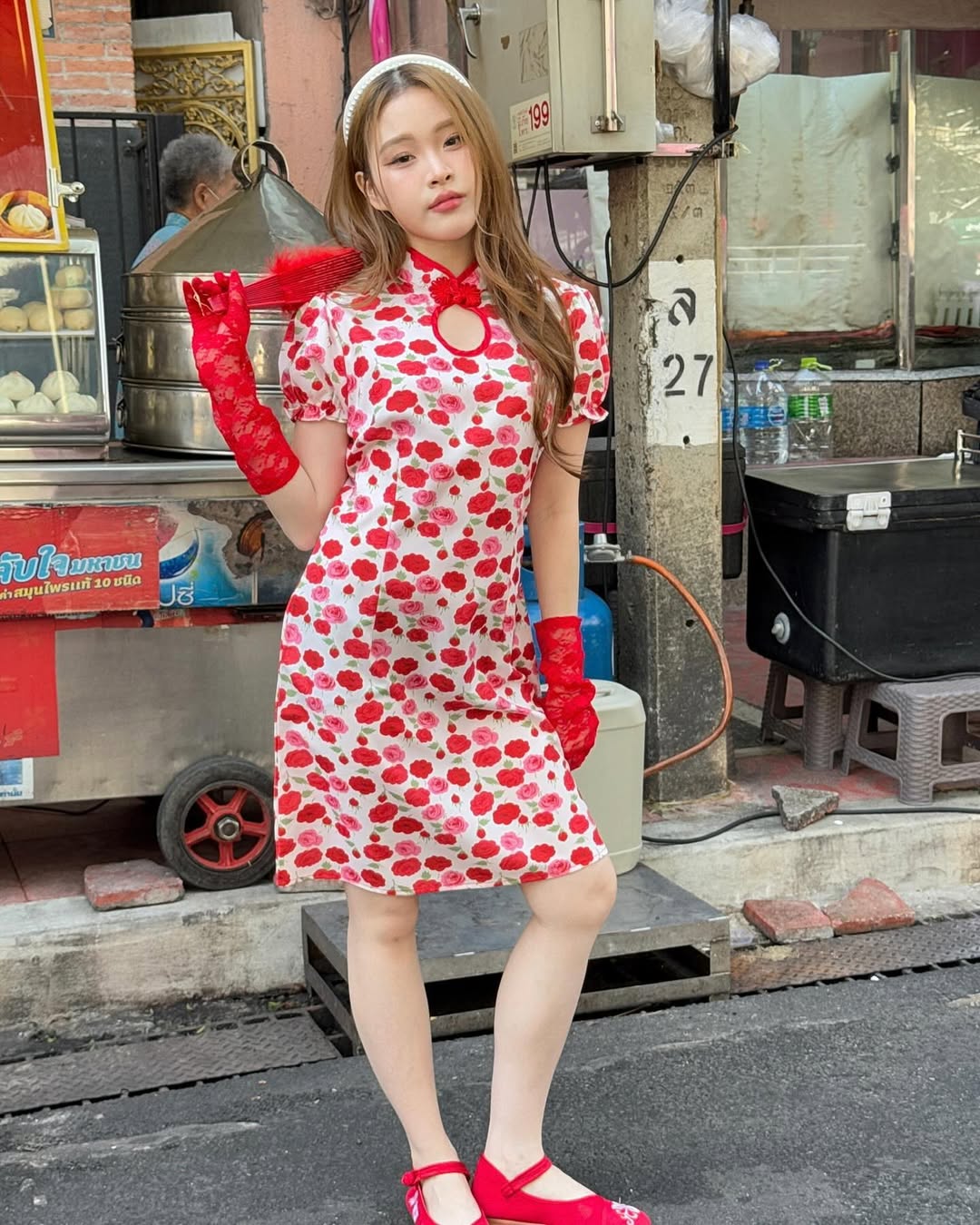 טבלו את עצמכם באווירת האביב עם שמלה פרחונית - תמונה 2. Đắm mình trong không khí mùa xuân với chiếc váy hoa- Ảnh 2.