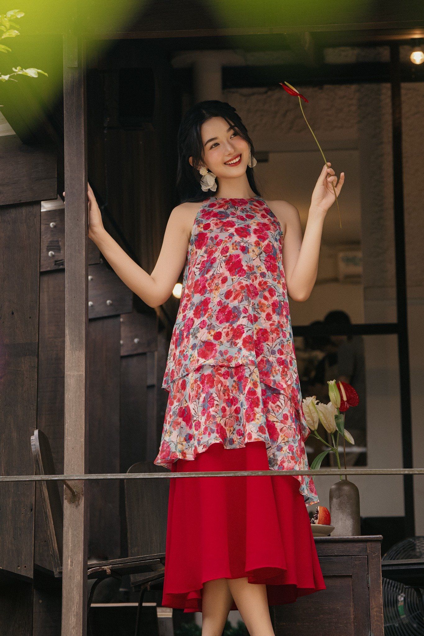 טבלו את עצמכם באווירת האביב עם שמלה פרחונית - תמונה 3. Đắm mình trong không khí mùa xuân với chiếc váy hoa- Ảnh 3.