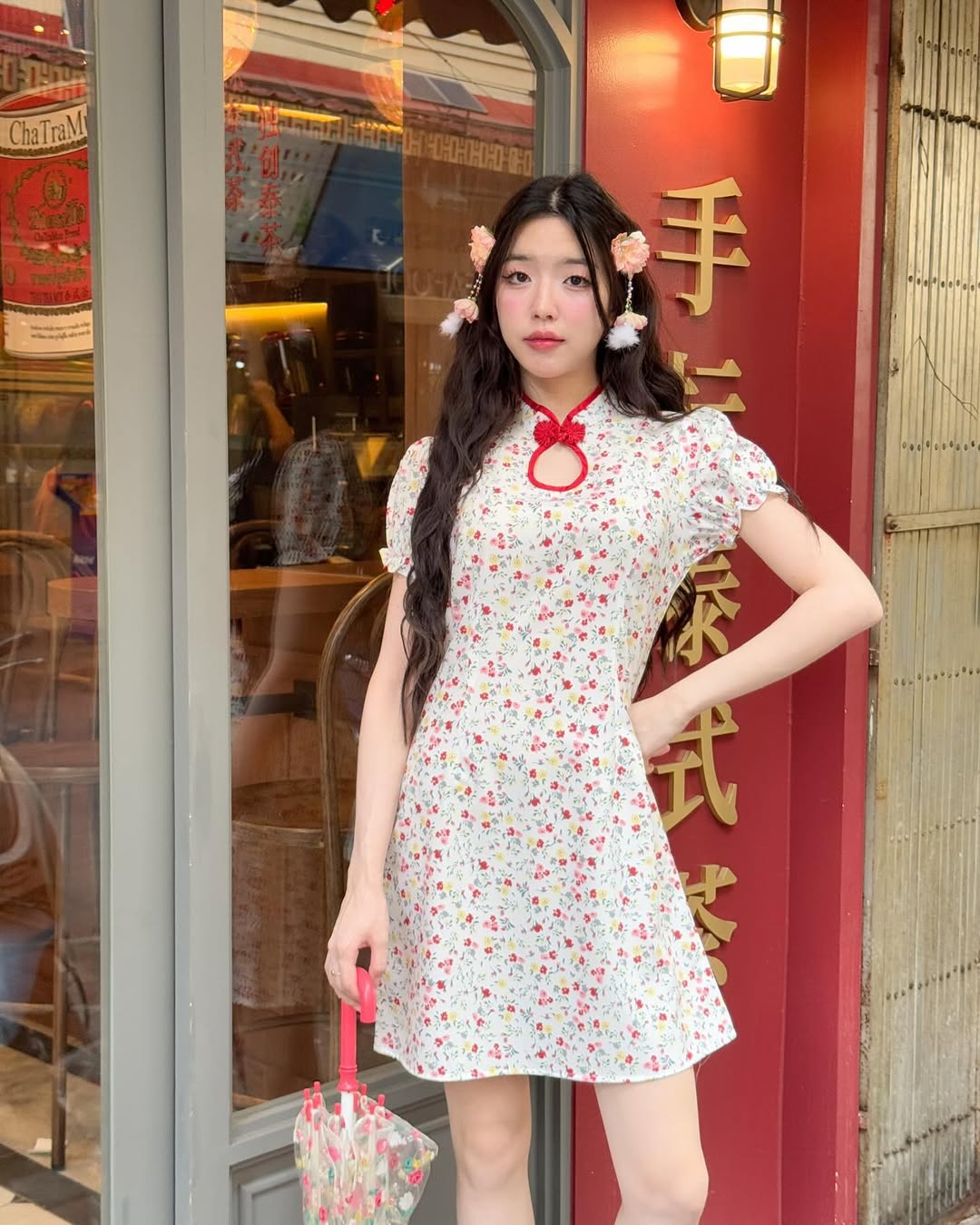 טבלו את עצמכם באווירת האביב עם שמלה פרחונית - תמונה 4. Đắm mình trong không khí mùa xuân với chiếc váy hoa- Ảnh 4.