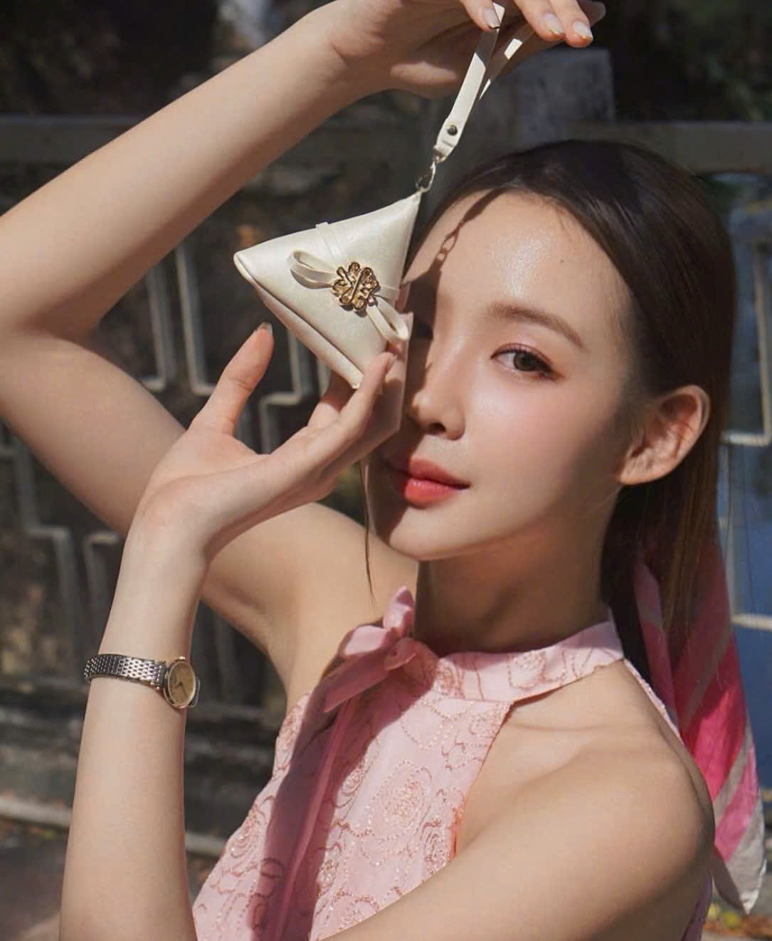 Vorschläge für schöne Frisuren, die für Damen in traditioneller vietnamesischer Kleidung geeignet sind – Foto 8. Gợi ý những kiểu tóc đẹp phù hợp cho nàng diện áo dài tết- Ảnh 8.