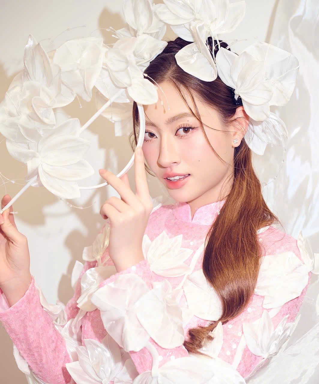 Vorschläge für schöne Frisuren, die für Damen in traditioneller vietnamesischer Kleidung geeignet sind – Foto 7. Gợi ý những kiểu tóc đẹp phù hợp cho nàng diện áo dài tết- Ảnh 7.