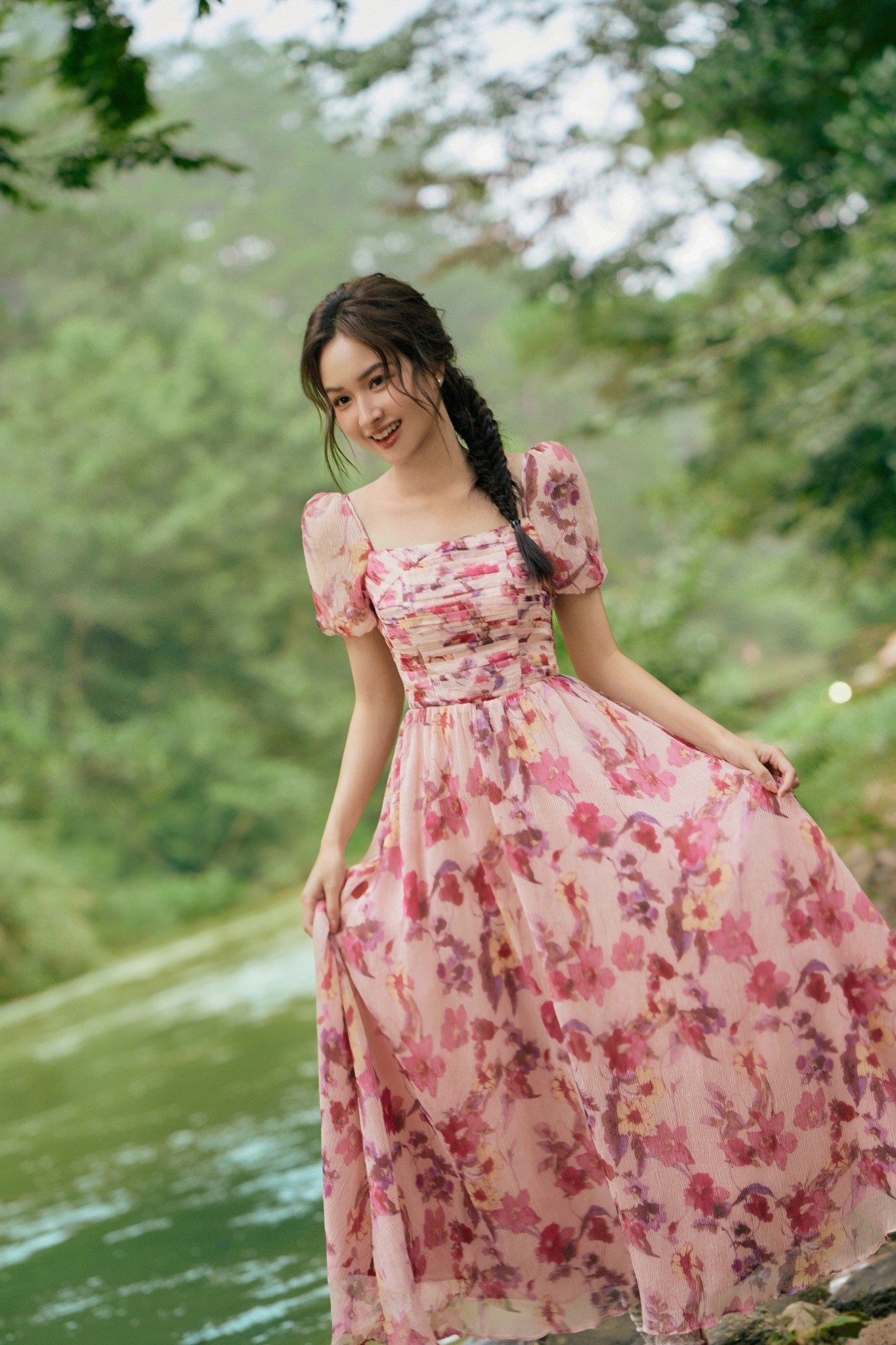 טבלו את עצמכם באווירת האביב עם שמלה פרחונית - תמונה 6. Đắm mình trong không khí mùa xuân với chiếc váy hoa- Ảnh 6.