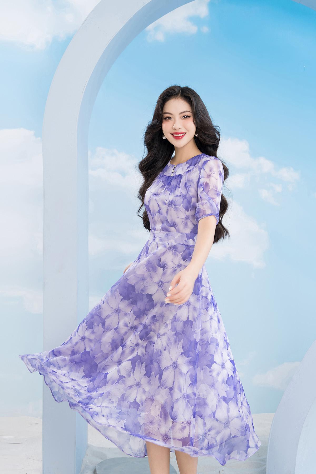 טבלו את עצמכם באווירת האביב עם שמלה פרחונית - תמונה 8. Đắm mình trong không khí mùa xuân với chiếc váy hoa- Ảnh 8.