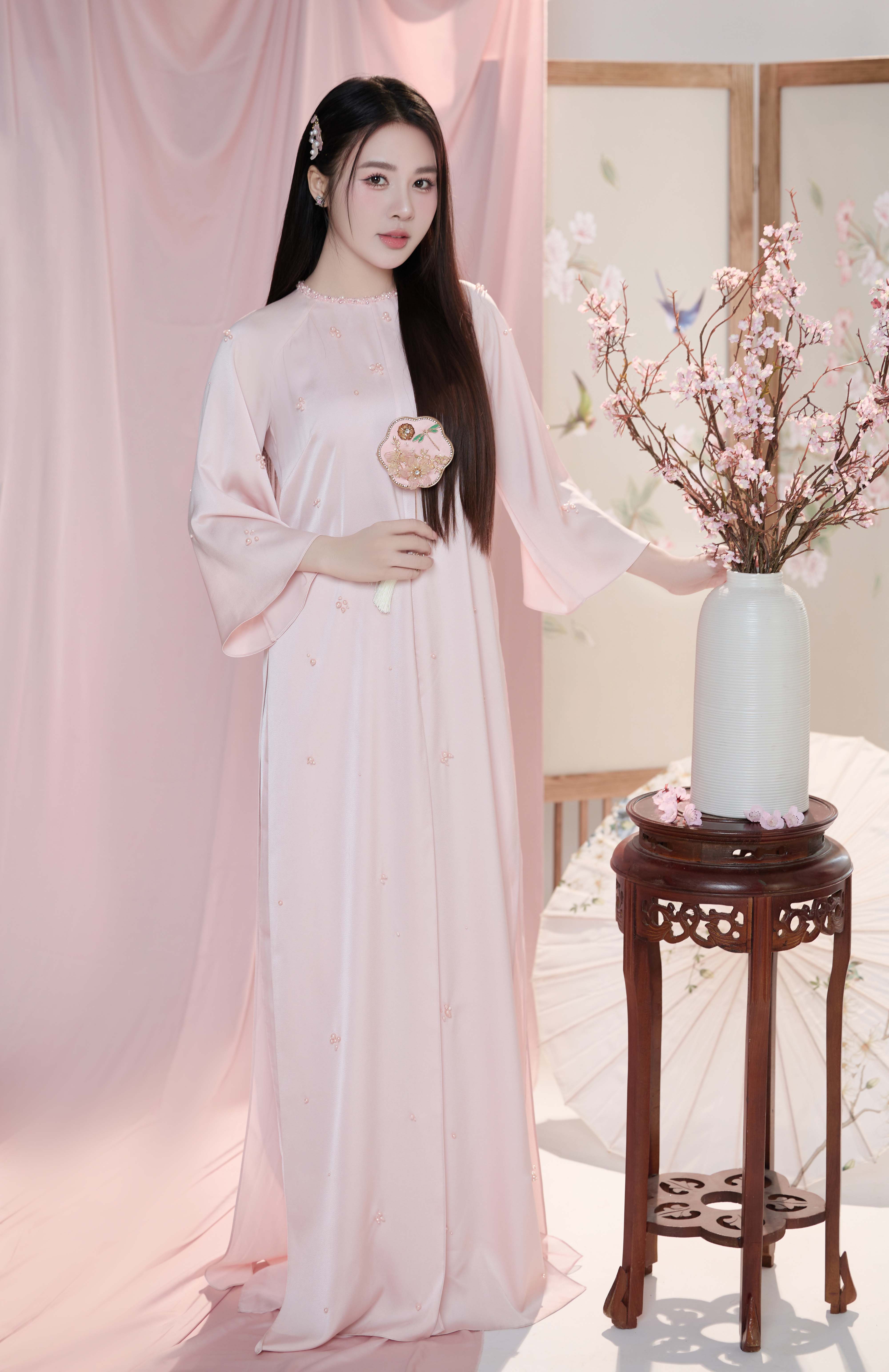 El subcampeón Do Ha Trang luce dulce y puro con un Tet ao dai - Foto 2. Á hậu Đỗ Hà Trang đẹp ngọt ngào, thanh khiết khi diện áo dài tết- Ảnh 2.