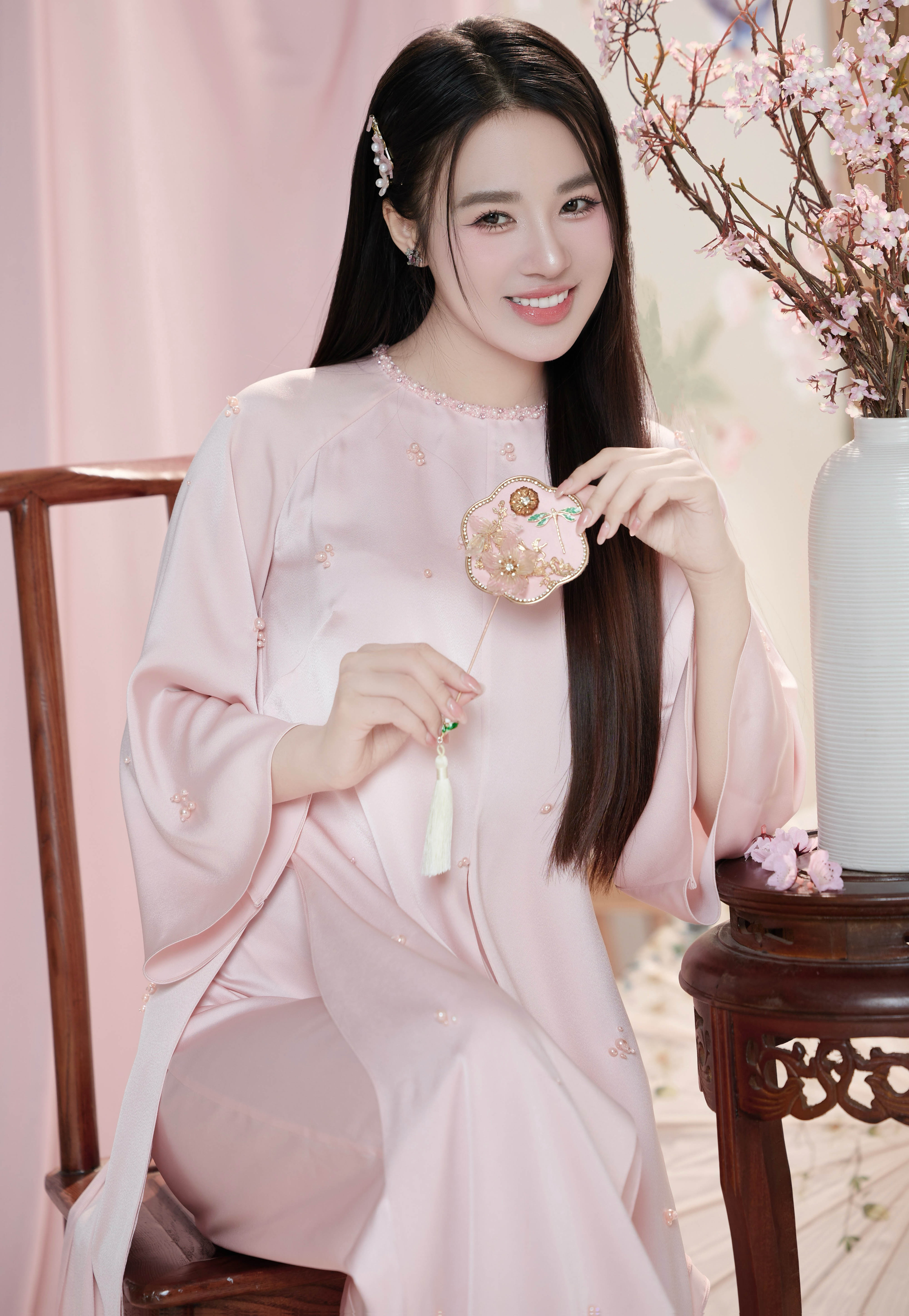 El subcampeón Do Ha Trang luce dulce y puro con un Tet ao dai - Foto 1. Á hậu Đỗ Hà Trang đẹp ngọt ngào, thanh khiết khi diện áo dài tết- Ảnh 1.