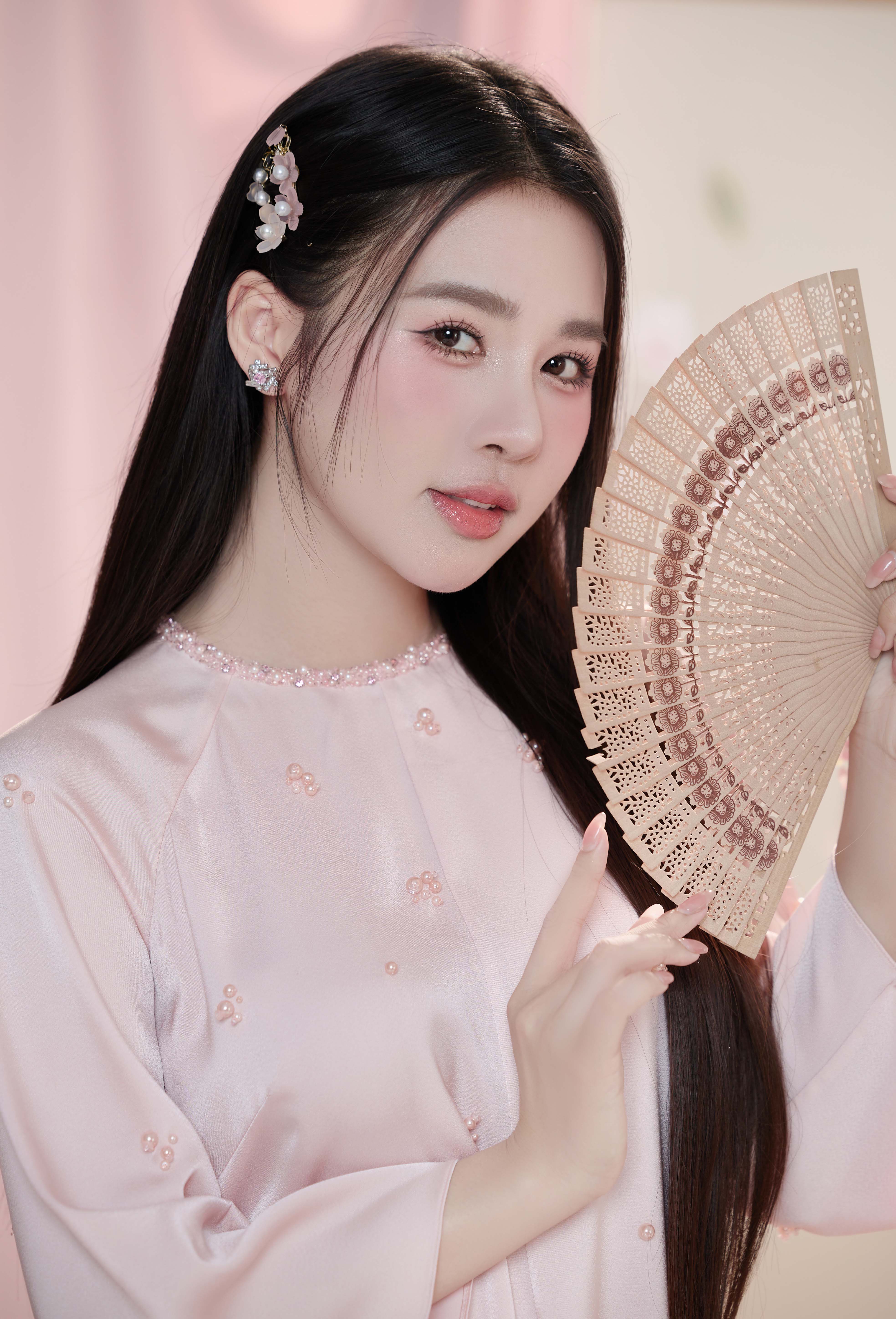 El subcampeón Do Ha Trang luce dulce y puro en un Tet ao dai - Foto 4. Á hậu Đỗ Hà Trang đẹp ngọt ngào, thanh khiết khi diện áo dài tết- Ảnh 4.