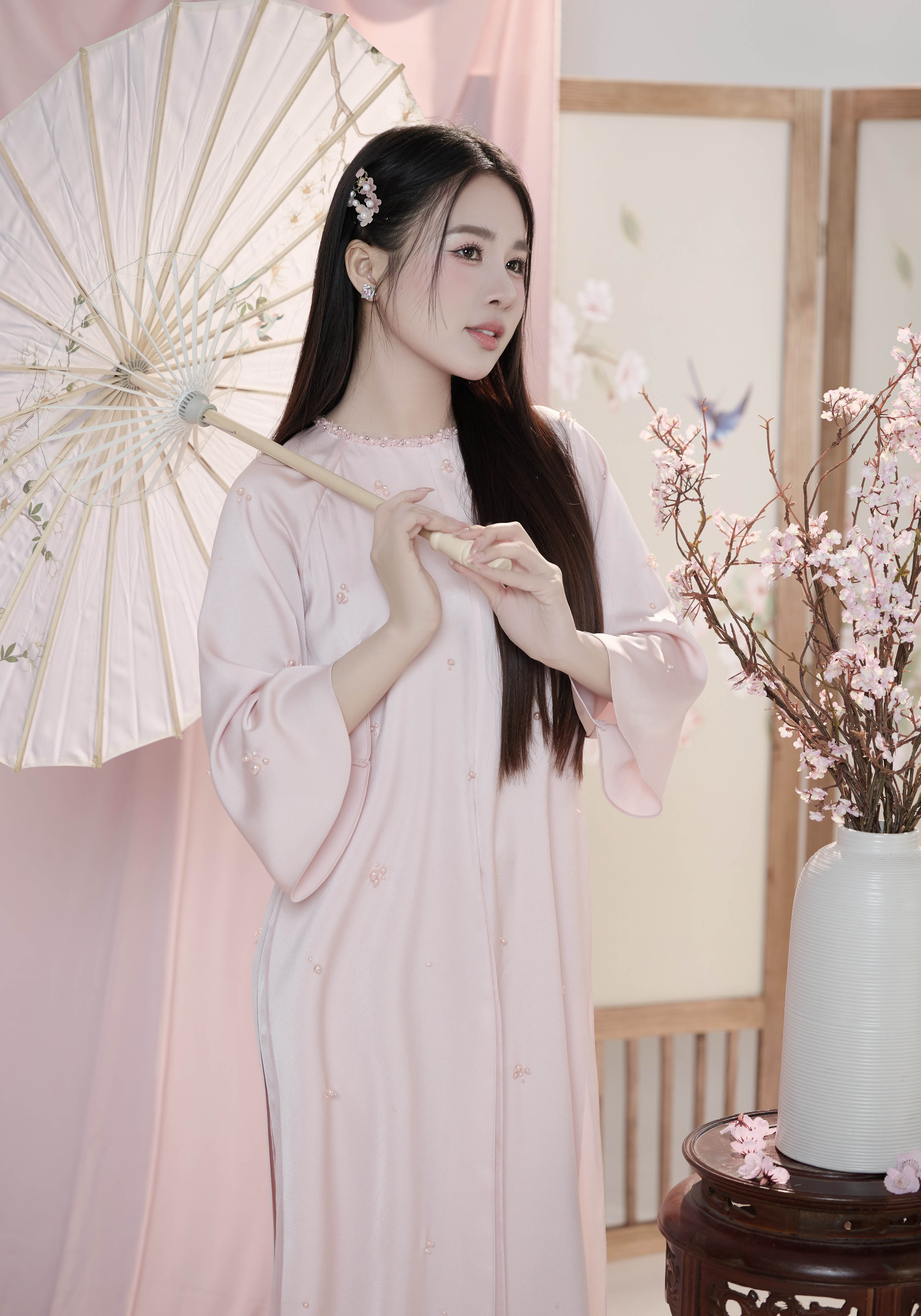 El subcampeón Do Ha Trang luce dulce y puro con un Tet ao dai - Foto 5. Á hậu Đỗ Hà Trang đẹp ngọt ngào, thanh khiết khi diện áo dài tết- Ảnh 5.