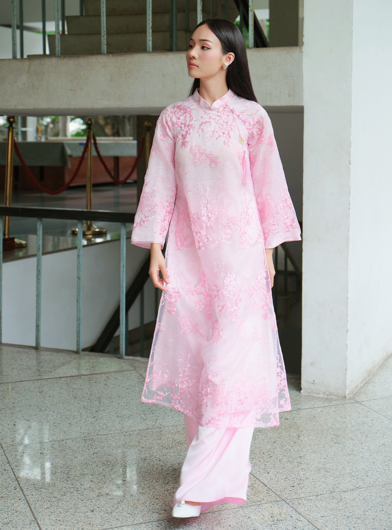 جوانپسندترین، مدرنترین و لیبرالترین نوع، آئو دایِ مدرنشده است - عکس ۶. Trẻ trung, hiện đại và phóng khoáng bậc nhất là chiếc áo dài cách tân- Ảnh 6.