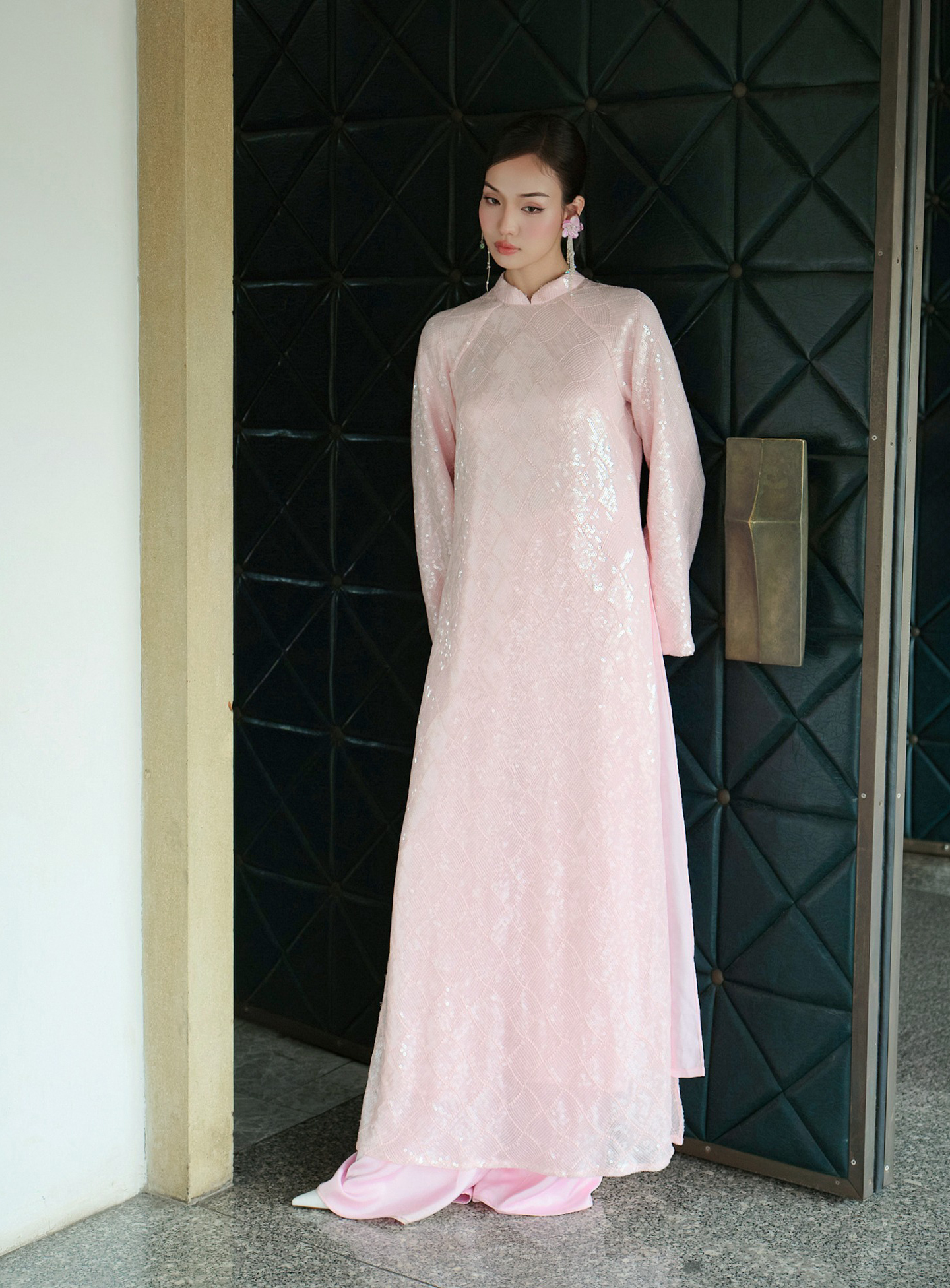 جوانترین، مدرنترین و لیبرالترین نوع، آئو دایِ مدرنشده است - عکس ۵. Trẻ trung, hiện đại và phóng khoáng bậc nhất là chiếc áo dài cách tân- Ảnh 5.