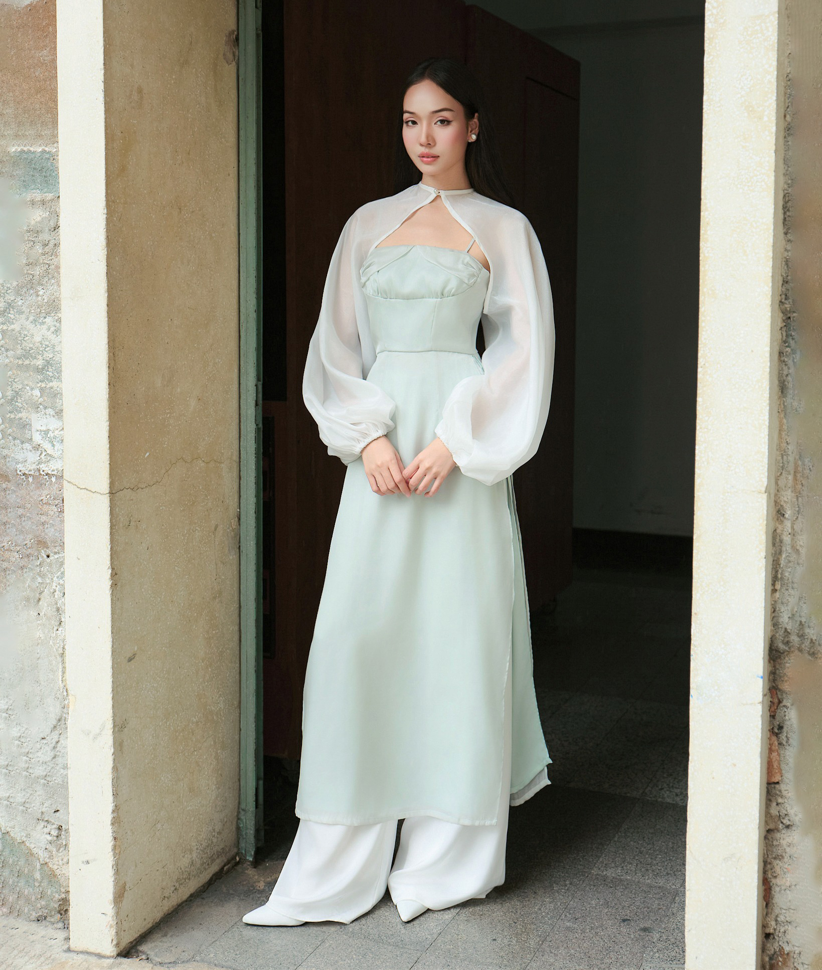 جوانترین، مدرنترین و لیبرالترین نوع، آئو دایِ مدرنشده است - عکس ۴. Trẻ trung, hiện đại và phóng khoáng bậc nhất là chiếc áo dài cách tân- Ảnh 4.