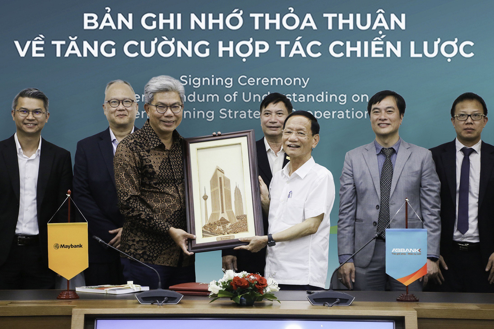 ABBANK thông báo thành lập Uỷ ban Chiến lược Phát triển bền vững ESG với vai trò dẫn dắt của Ông Vũ Văn Tiền, Phó Chủ Tịch HĐQT. Hình lễ ký kết biên bản ghi nhớ giữa ABBANK và Maybank năm 2024. ABBANK thông báo thành lập Uỷ ban Chiến lược Phát triển bền vững ESG với vai trò dẫn dắt của Ông Vũ Văn Tiền, Phó Chủ Tịch HĐQT. Hình lễ ký kết biên bản ghi nhớ giữa ABBANK và Maybank năm 2024.