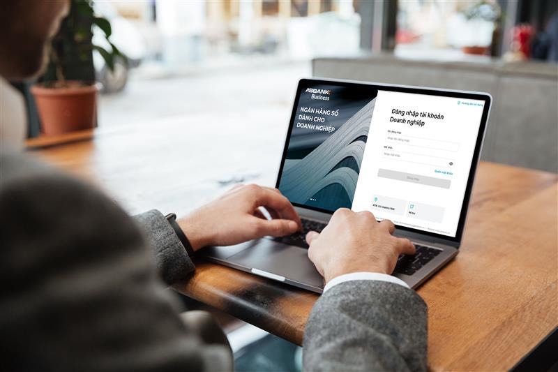 Nhiều sản phẩm dịch vụ dành cho khách hàng cá nhân, khách hàng SME được ABBANK cải tiến và ra mắt trong năm 2024. Đặc biệt, việc ra mắt nền tảng ngân hàng số dành cho doanh nghiệp ABBANK Business đã góp phần giúp số lượng giao dịch số của khách hàng doanh nghiệp tại ABBANK trong quý 3/2024 tăng ấn tượng 248% so với Quý 2/2024 và tăng 145% so với cùng kỳ năm 2023 Nhiều sản phẩm dịch vụ dành cho khách hàng cá nhân, khách hàng SME được ABBANK cải tiến và ra mắt trong năm 2024. Đặc biệt, việc ra mắt nền tảng ngân hàng số dành cho doanh nghiệp ABBANK Business đã góp phần giúp số lượng giao dịch số của khách hàng doanh nghiệp tại ABBANK trong quý 3/2024 tăng ấn tượng 248% so với Quý 2/2024 và tăng 145% so với cùng kỳ năm 2023