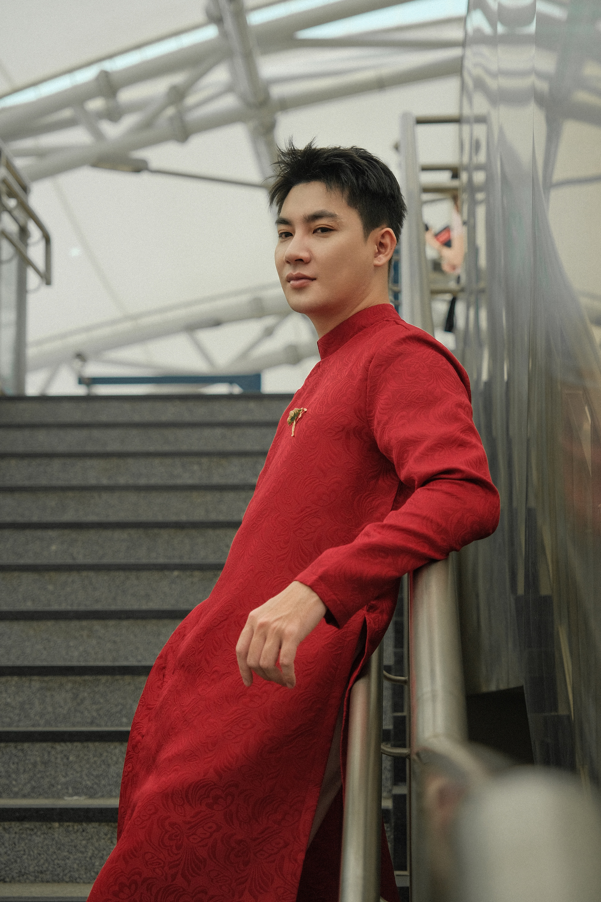 ถ่ายรูปเทศกาล Tet Ao Dai ที่รถไฟฟ้าใต้ดิน เมื่อประเพณีผสานกับความทันสมัย - รูปที่ 5 Chụp ảnh áo dài tết tại metro, khi truyền thống gặp hiện đại- Ảnh 5.