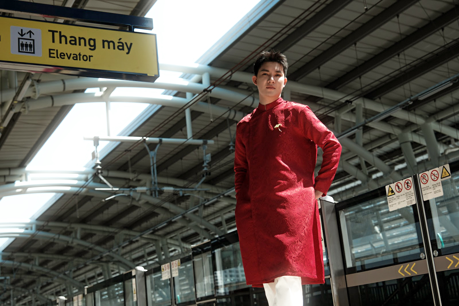 ถ่ายรูปเทศกาลเต๋าได๋ที่รถไฟฟ้าใต้ดิน เมื่อประเพณีผสานกับความทันสมัย - รูปที่ 2 Chụp ảnh áo dài tết tại metro, khi truyền thống gặp hiện đại- Ảnh 2.