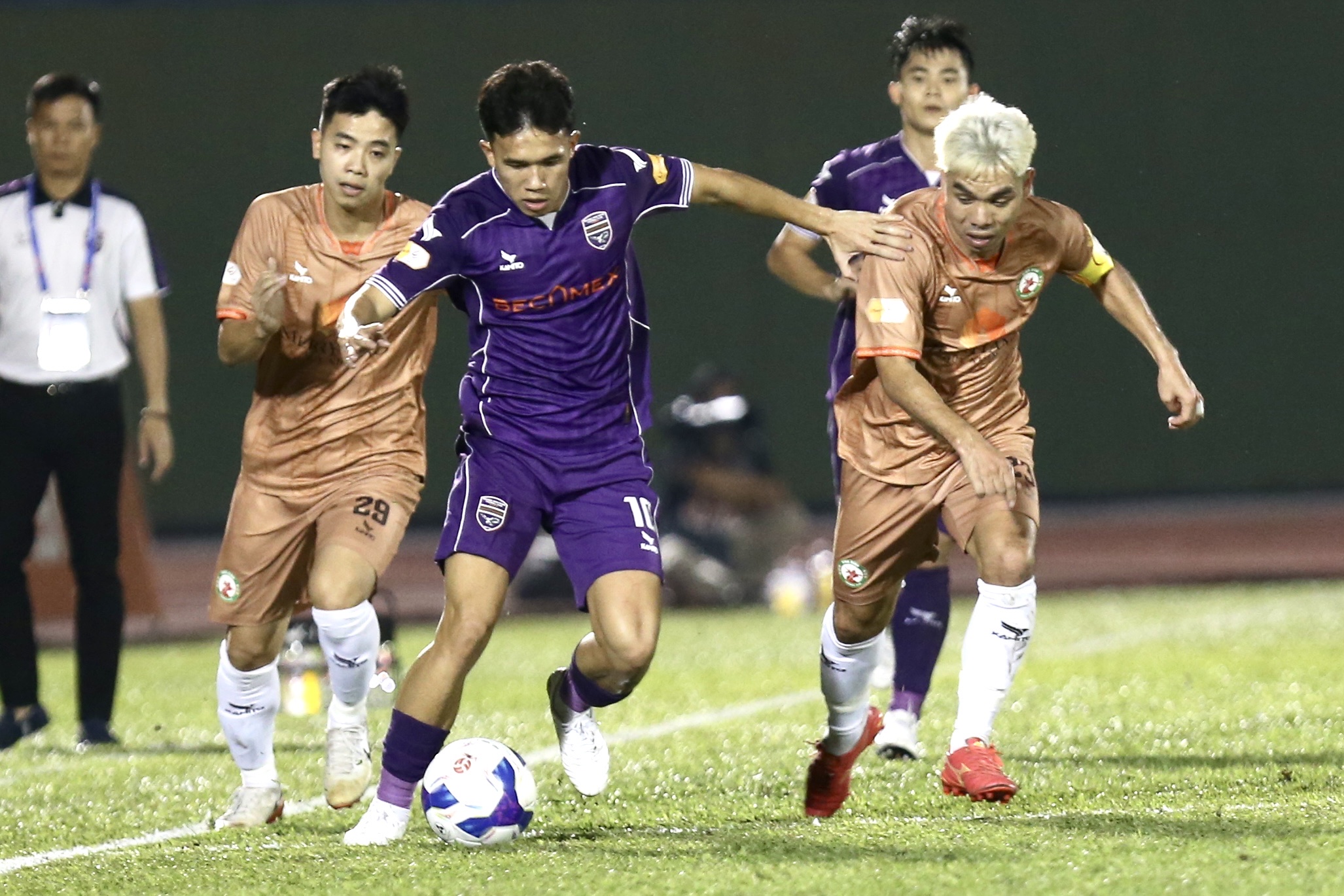 Đội tuyển Việt Nam và nhân sự bất ngờ: HLV Kim loại Văn Lâm, gọi tân binh cực 'lạ'- Ảnh 3. Đội tuyển Việt Nam và nhân sự bất ngờ: HLV Kim loại Văn Lâm, gọi tân binh cực 'lạ'- Ảnh 3.