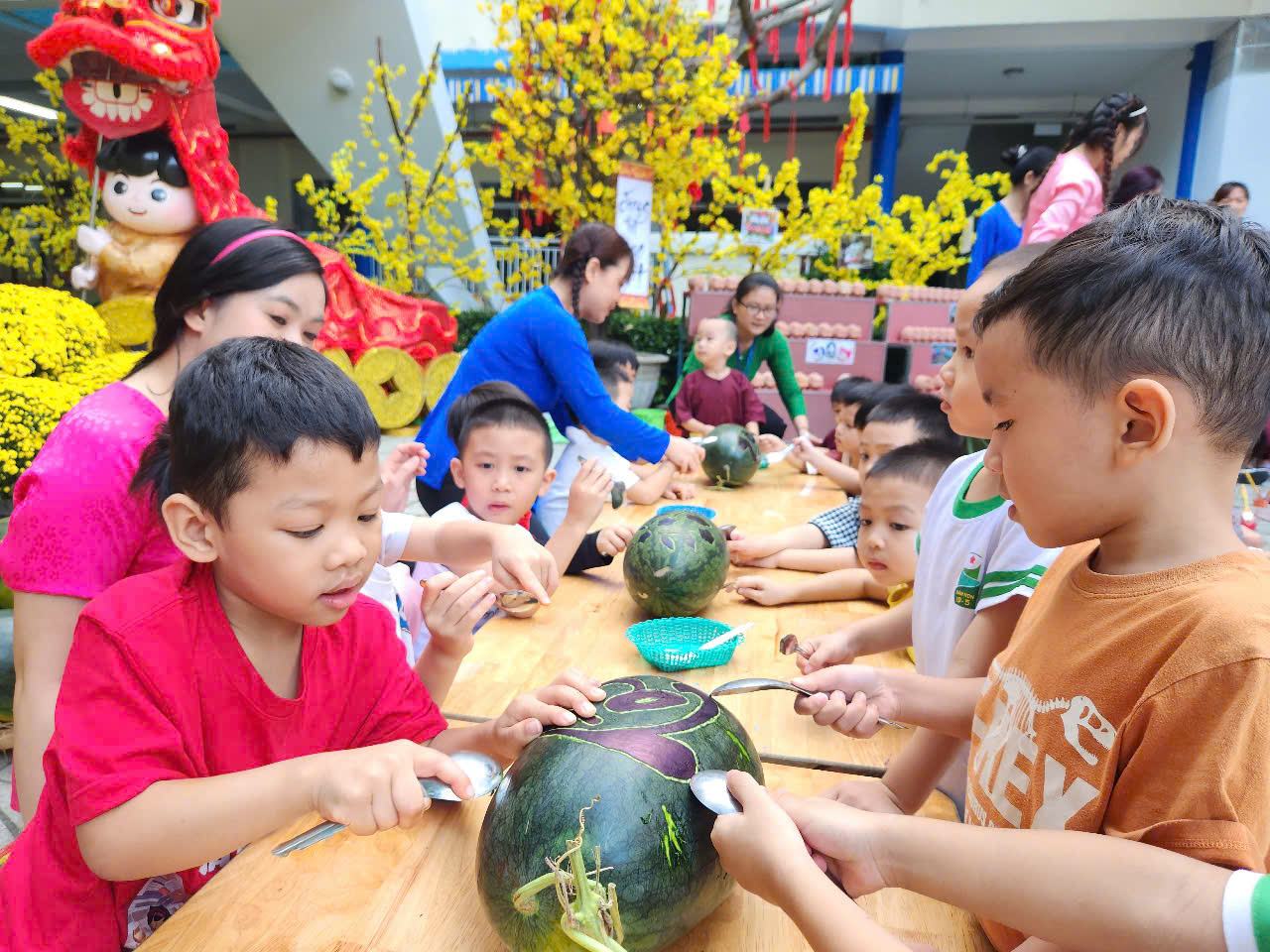 Học sinh chơi đẩy gậy, khắc dưa hấu, làm bánh đón tết ở sân trường- Ảnh 10.